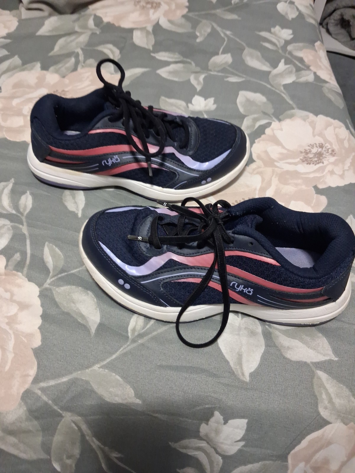 Womens RYKA Size 6W IN GOOD CONDITION Navy Blue Multicolor
