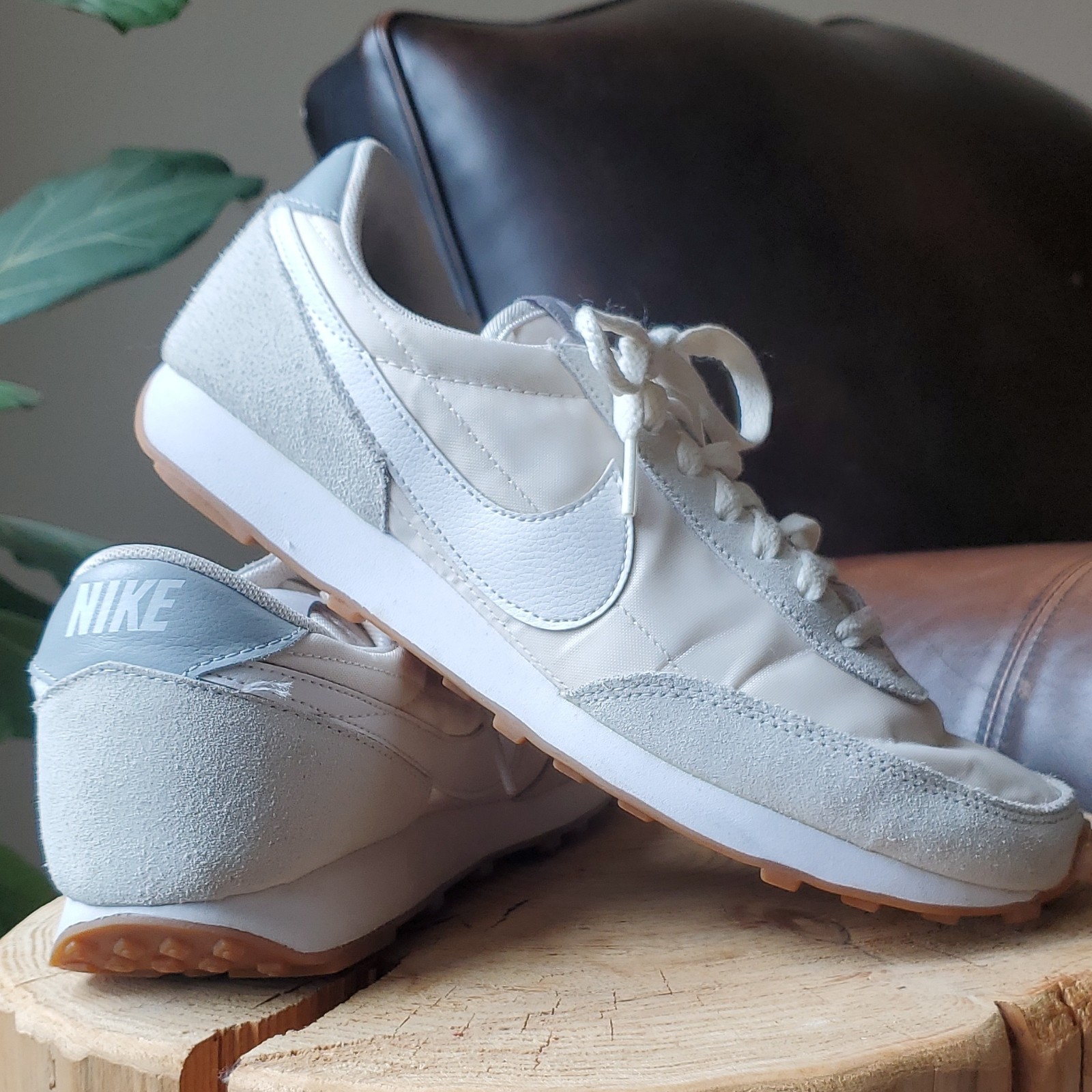 Nike Daybreak White Creme Low Top Sneakers 9.5 Womens