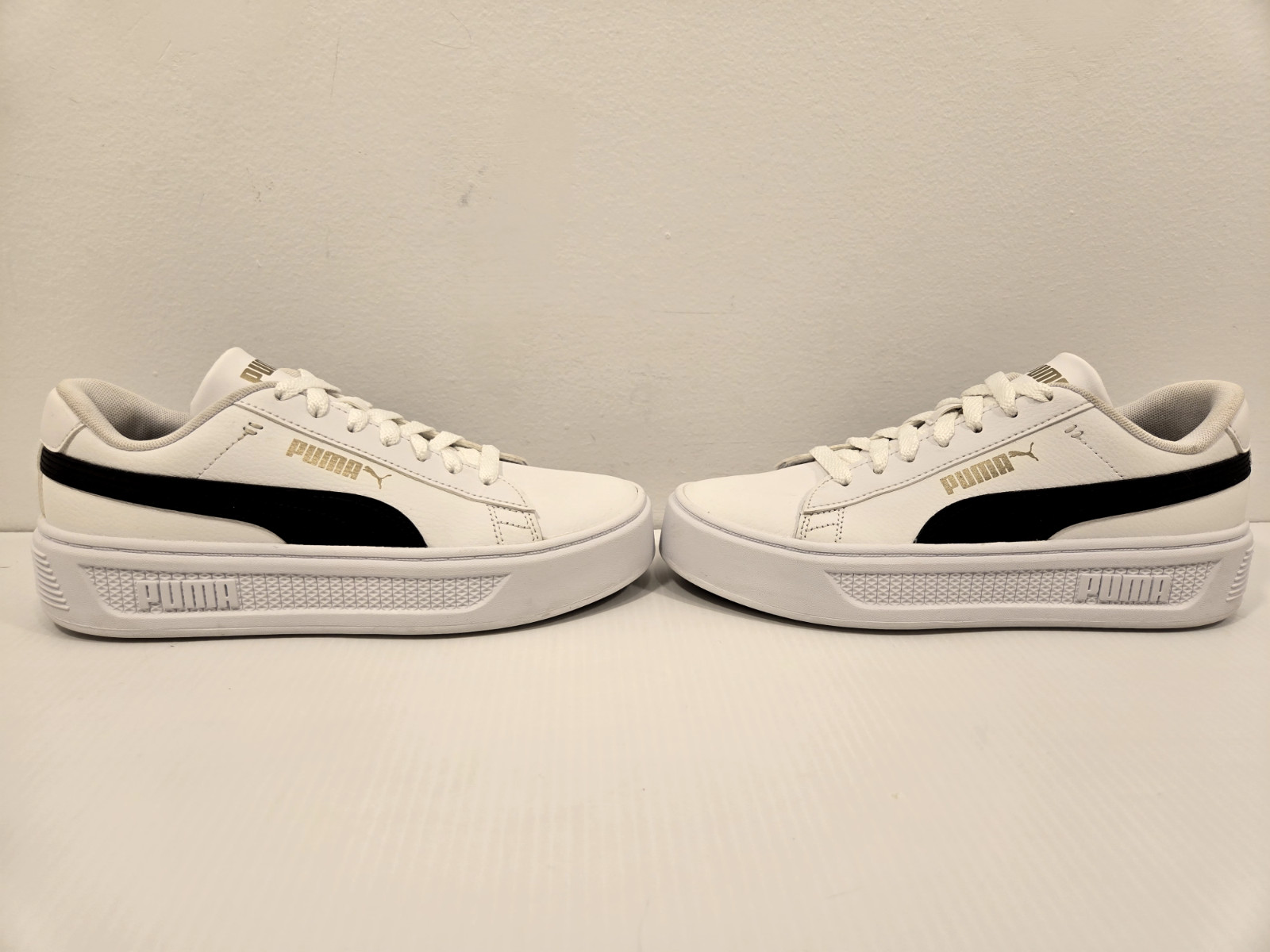 WORN ONCE! Womens Leather PUMA SMASH V3 PLATFORM Sneakers – Shoes Size US 7 M