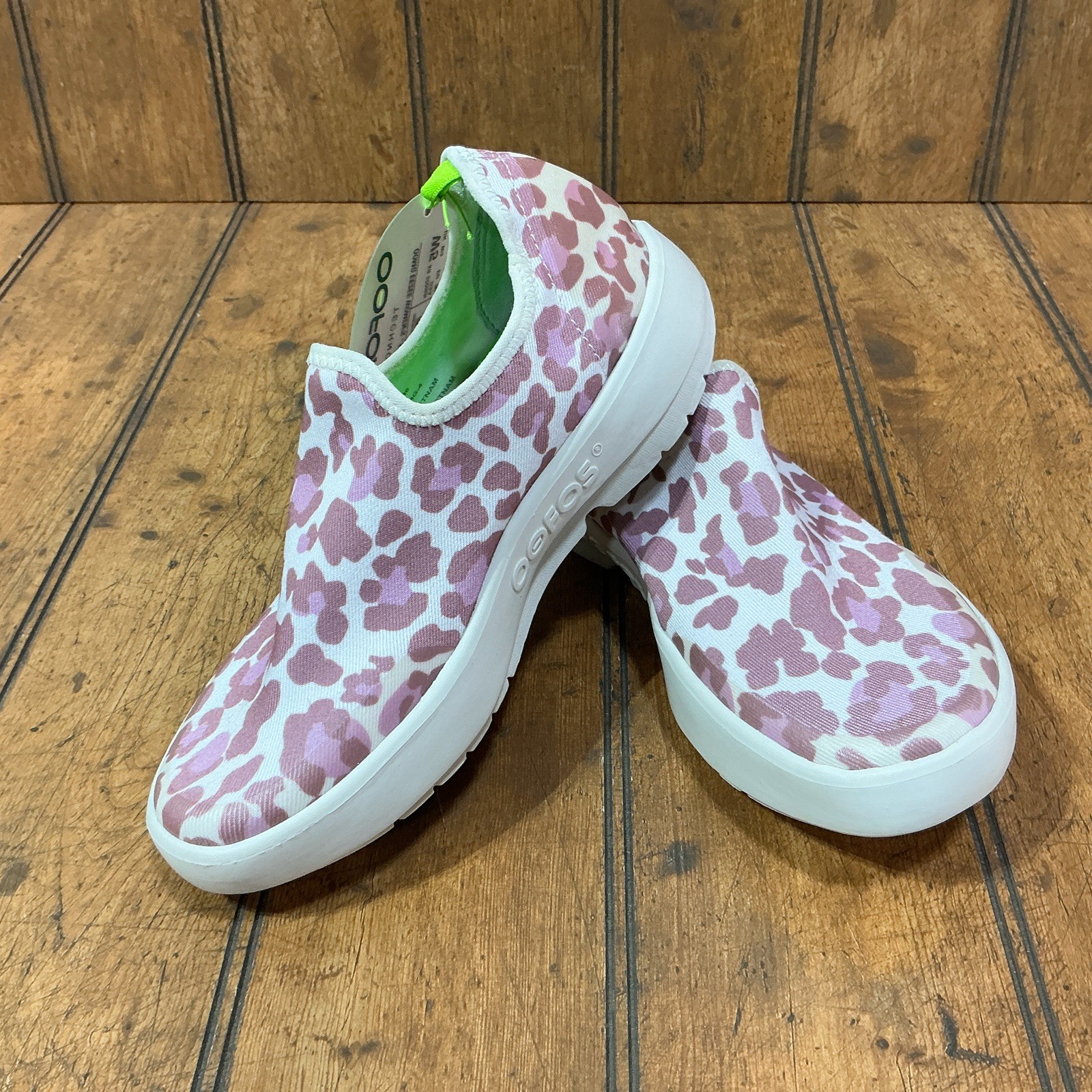 NEW Oofos OOmg eeZee Low Women’s 5 Rose Leopard Recovery Slip On Shoes Comfort