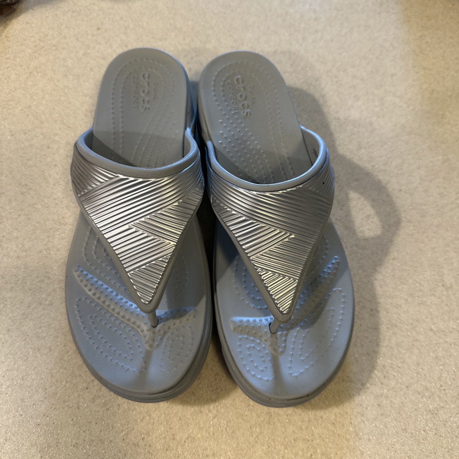 Crocs Monterey Metallic Wedge Flip Flops Light Grey Silver Womens 9 Resortwear