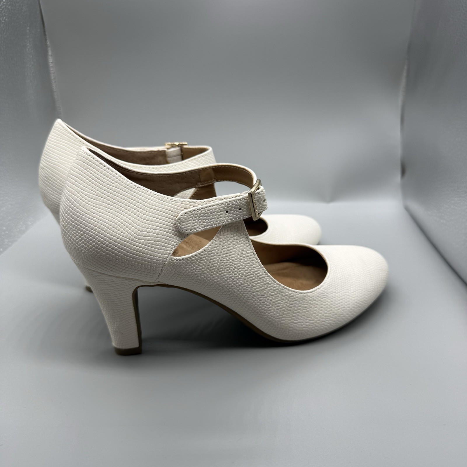 Giani Bernini Retro Style White Mary Jane Textured Heels Size 7.5 M