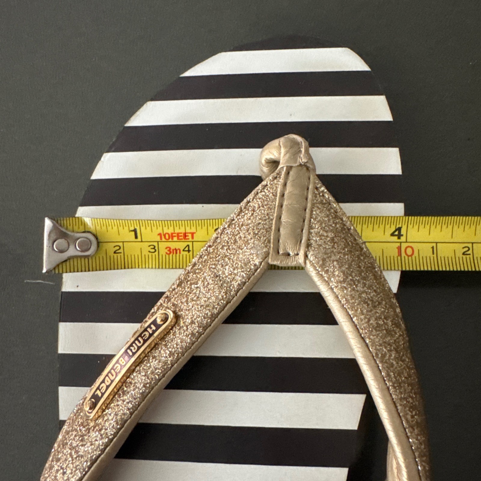 NEW Vtg Henri Bendel Signature GOLD Brown White Striped Flip Flops SZ 9/10 w/Bag