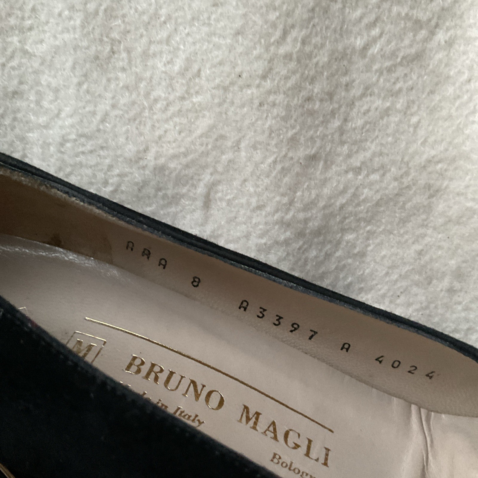 Bruno Magli BLACK Vintage Suede Pumps, Slip On 3.25″ HEEL Size 8AAA