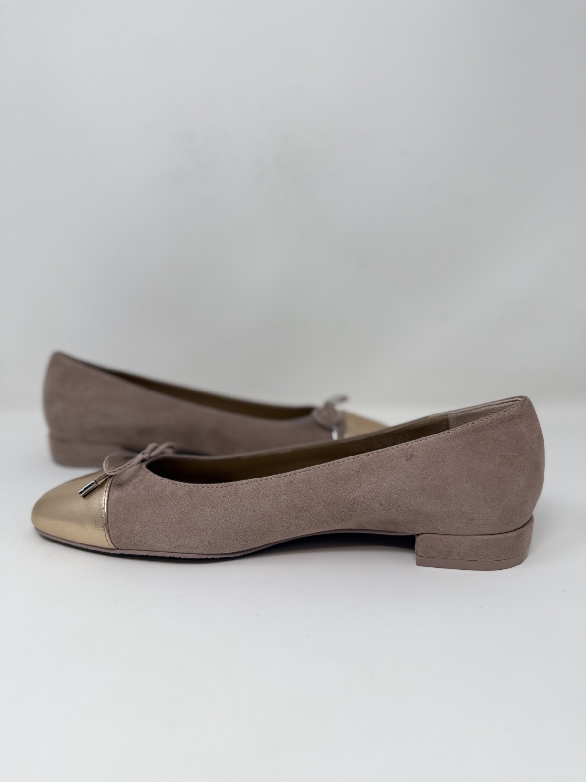 New Stuart Weitzman Sleek Suede Cap Toe Bow Flat Fawn Sz 8.5