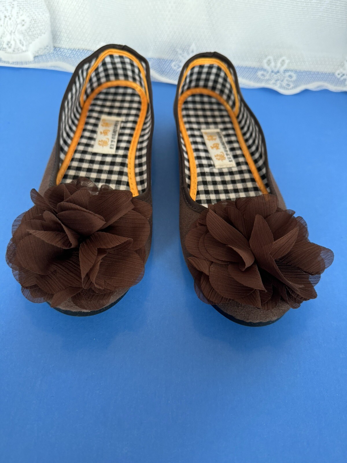 XIUXIAN WOMEN’S BEAUTIFUL SLIP ONS / SIZE 250 OR SIZE 9 M / SUPER CLEAN AND NEW