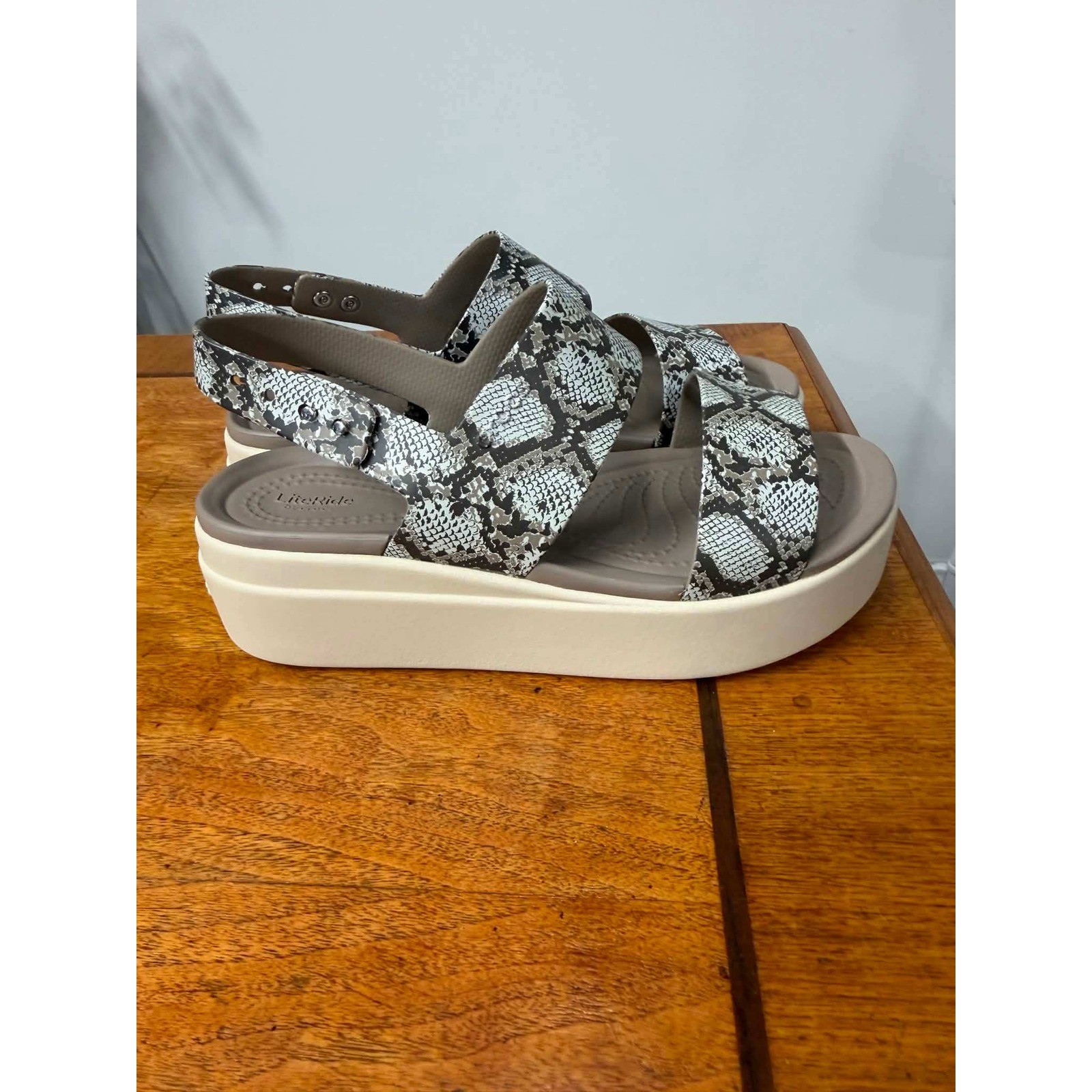 Crocs Brooklyn Low Wedge Snake Print Platform Sandals Womens 7 Grey Tan 206451