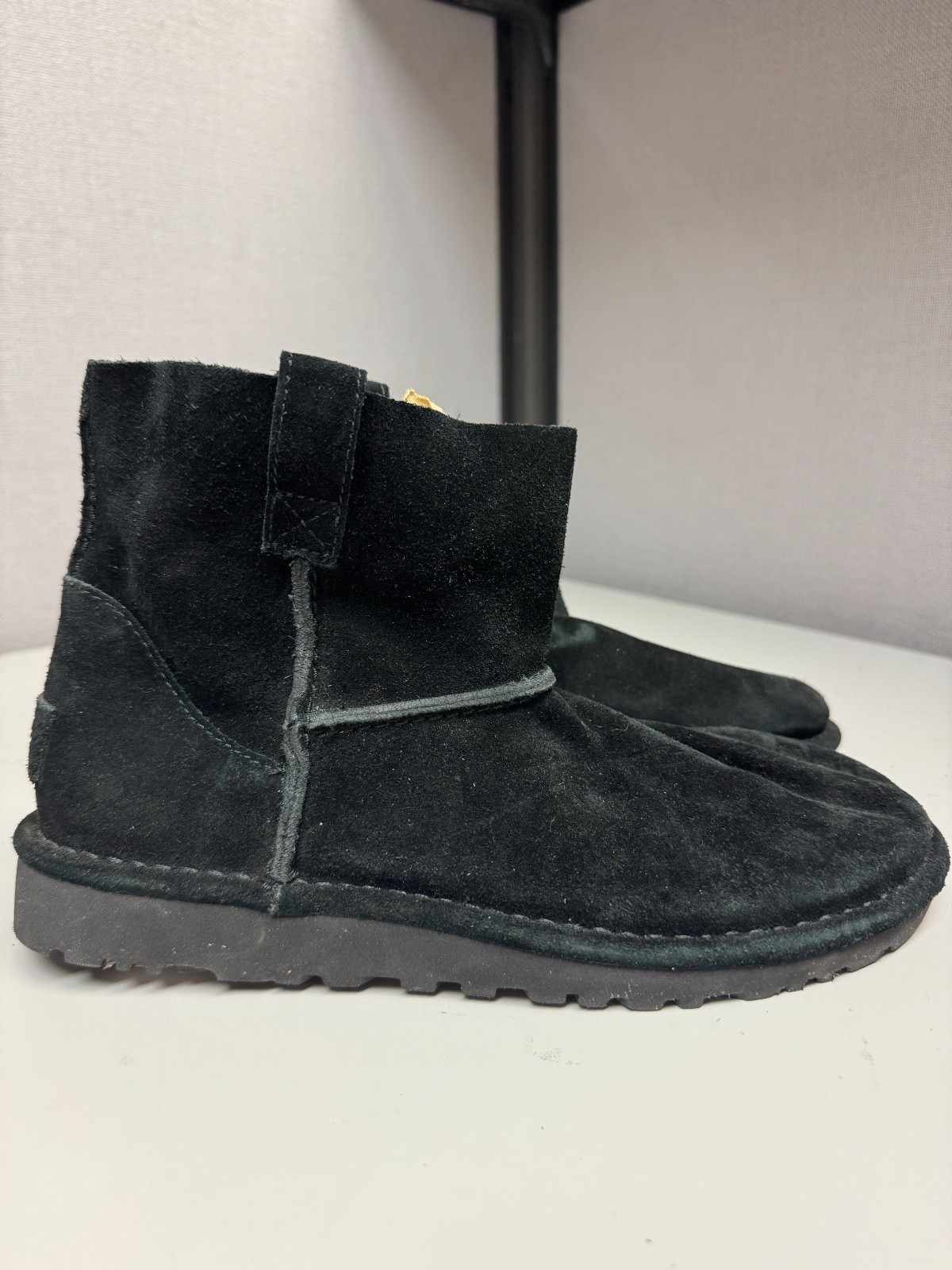 UGG Women’s Classic Unlined Black Suede Leather Boot Size 7 new w/blemish
