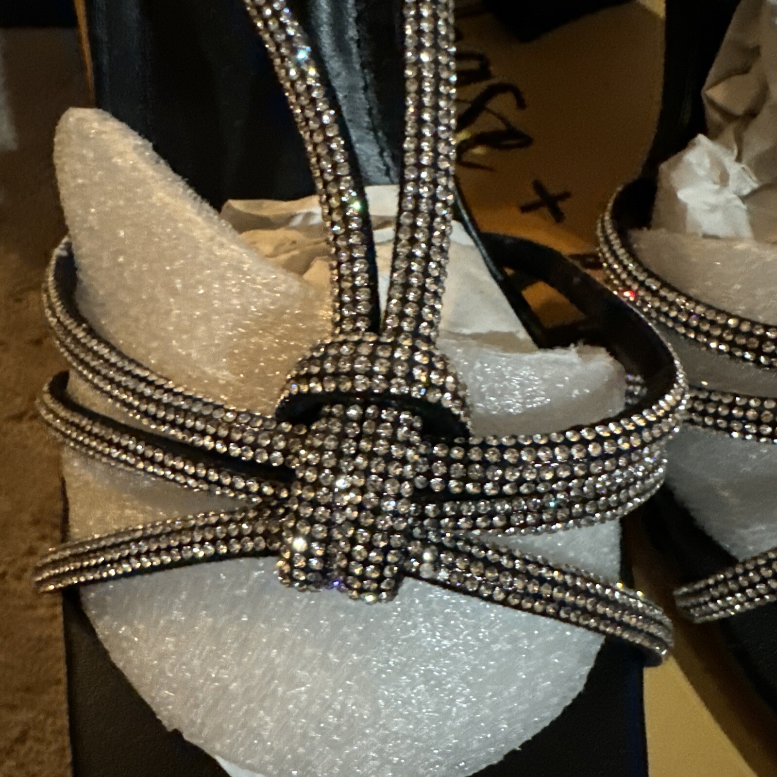 Chase & Chloe Azalea-2 Black Strappy Rhinestone Sandals. Sz 10. NIB!