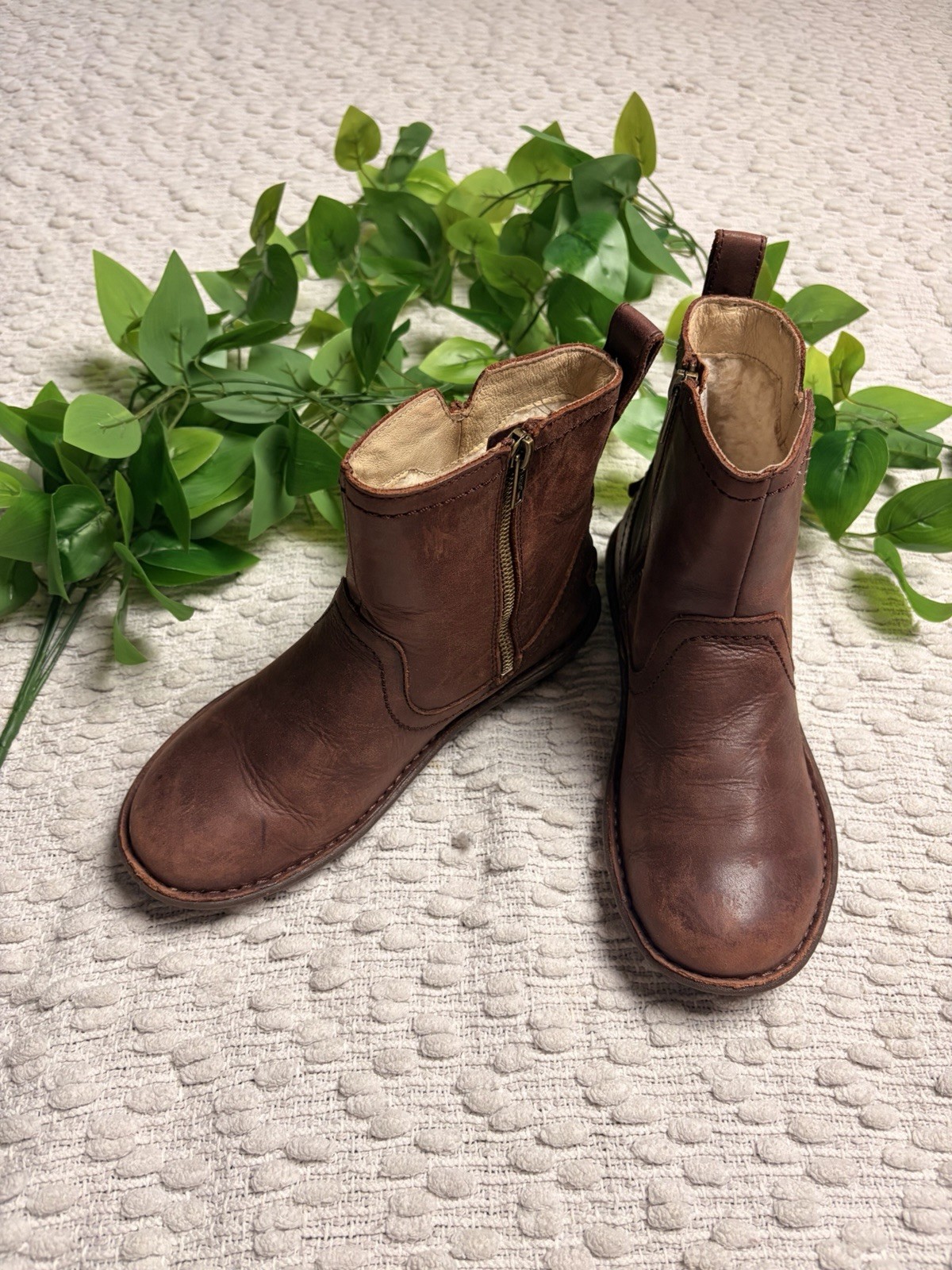 UGG Neevah Brown Leather Shearling Booties Women’s Size 6