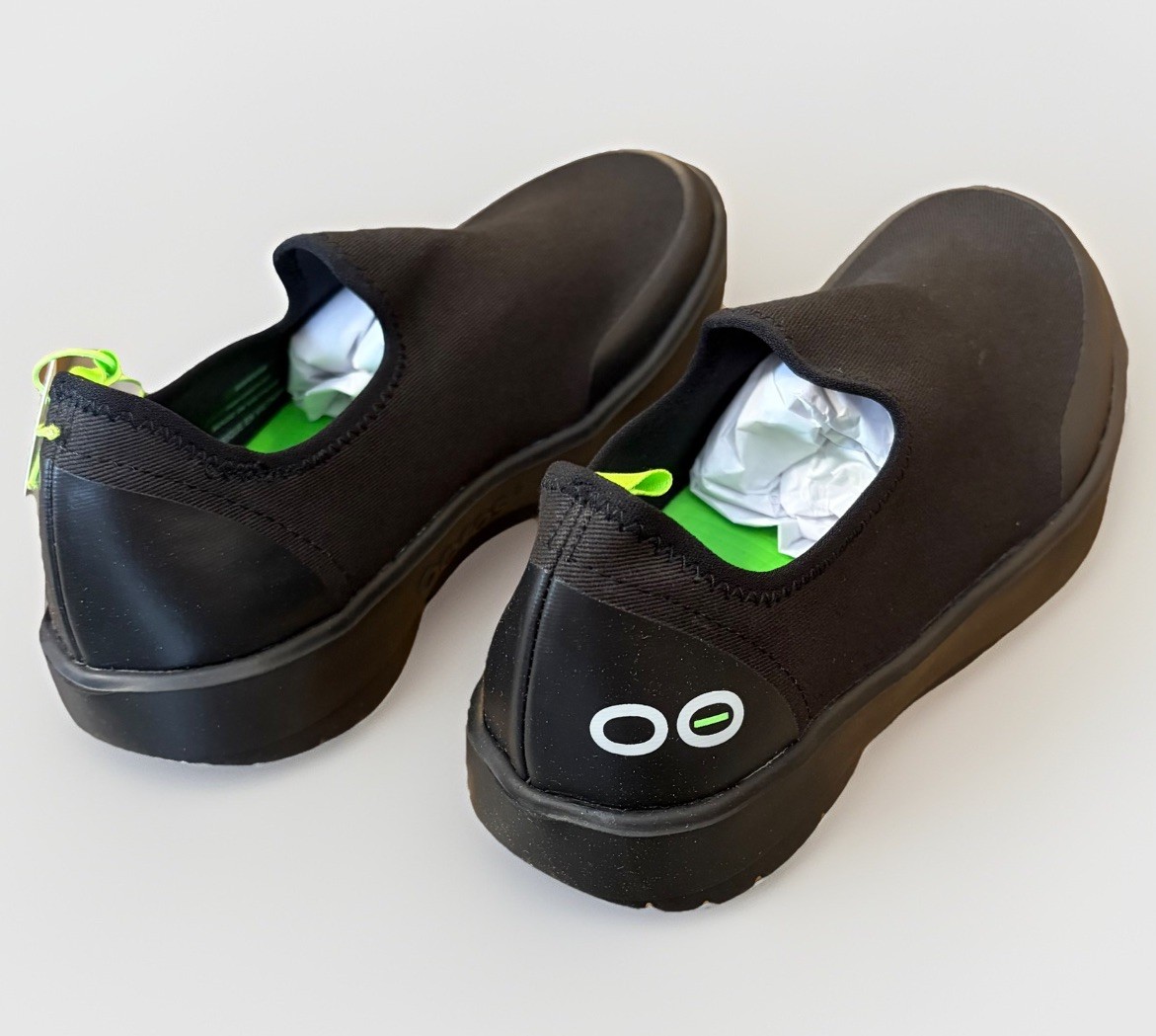 NIB Womens Oofos OOMG EEZEE Black Low Recovery Pull On Shoes Size 8 ~ New In Box