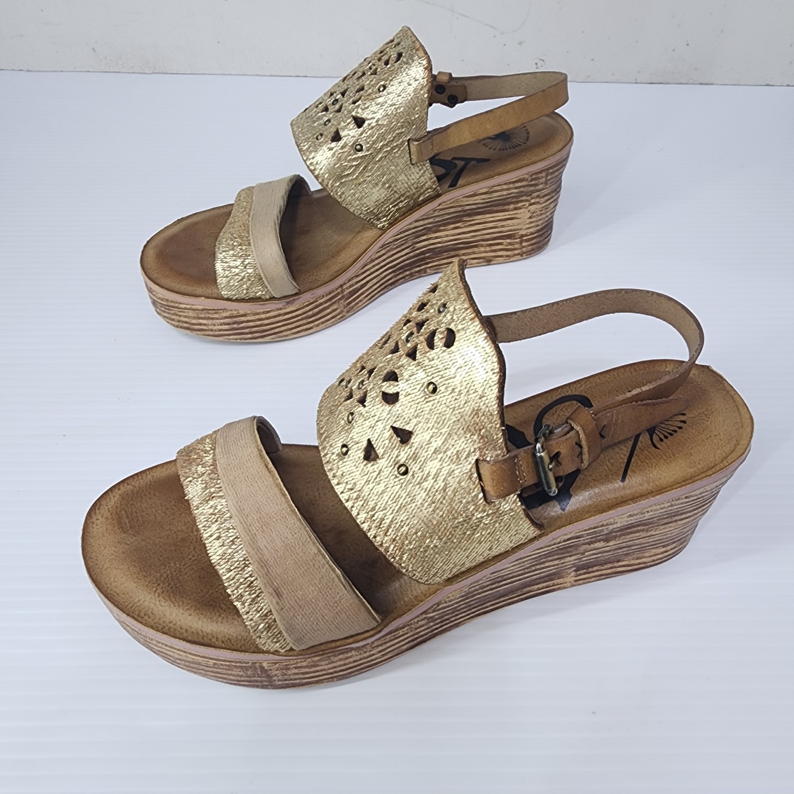 OTBT Womens 9 Gold Brown Leather Ankle Strap Hippie Platform Wedge Sandals