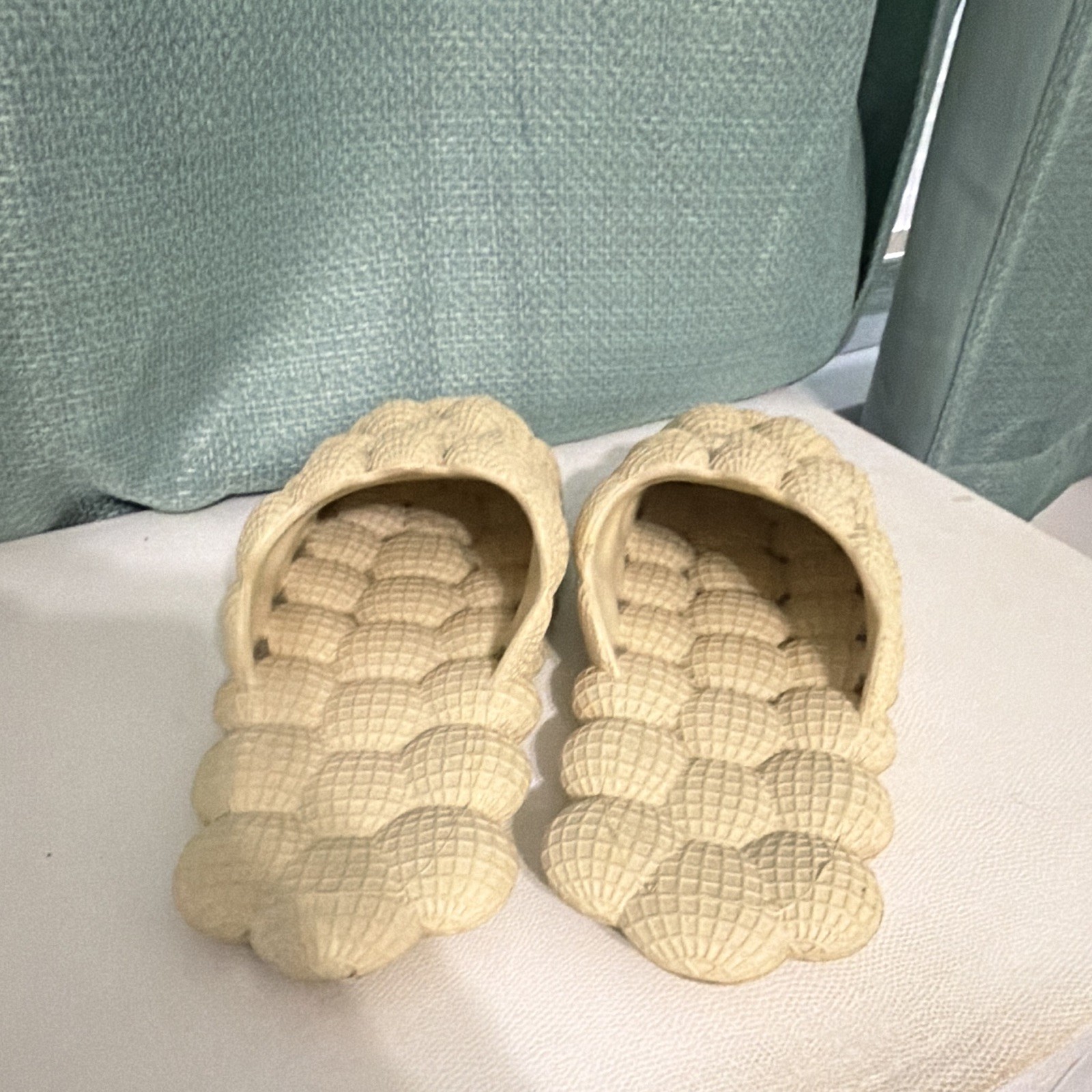Women’s Beige Textured Acrylic Slip-On Slippers Closed Toe US Size 9