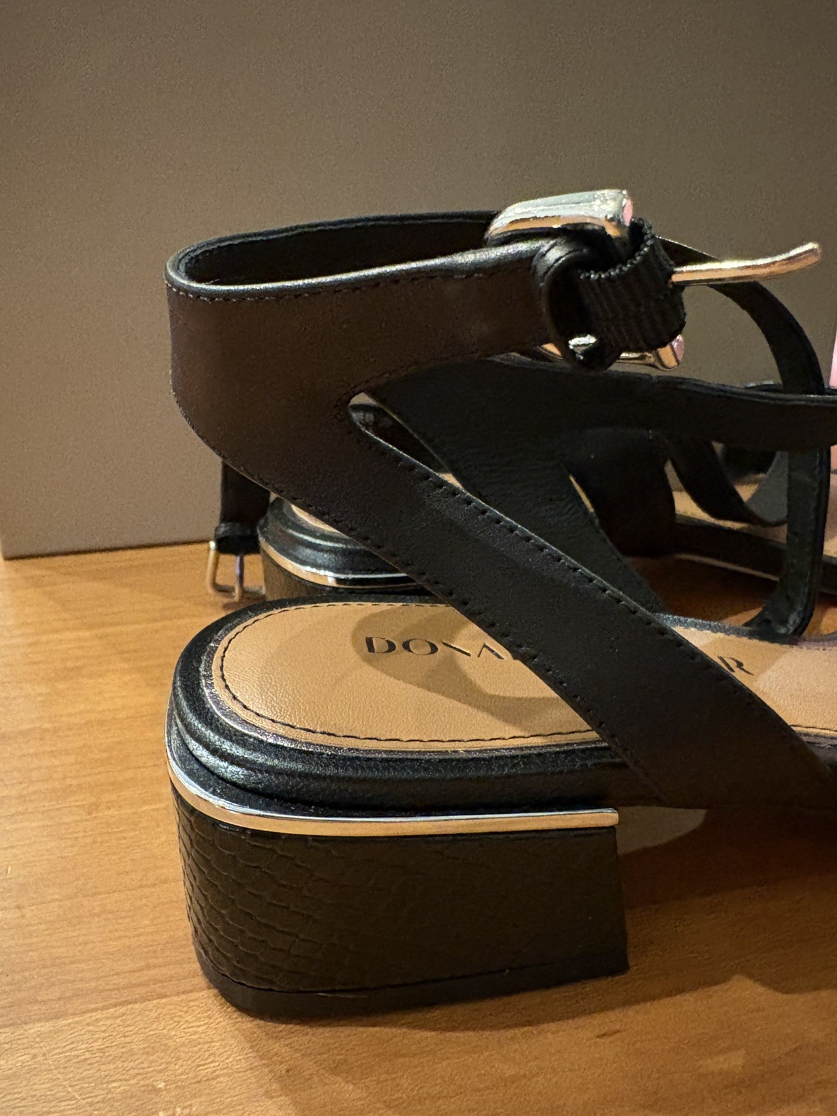 Donald Pliner Women’s Frannie Ankle Strap Sandals Black Sz 10; classic, designer