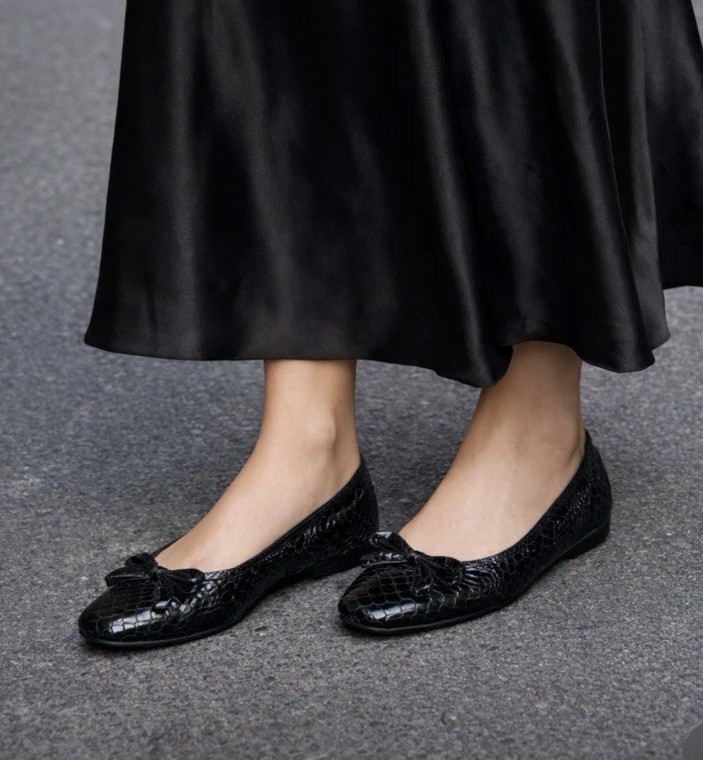 STUART WETZMAN Flats Sz 9.5 Black Snakeskin Mint Cond Price Firm!
