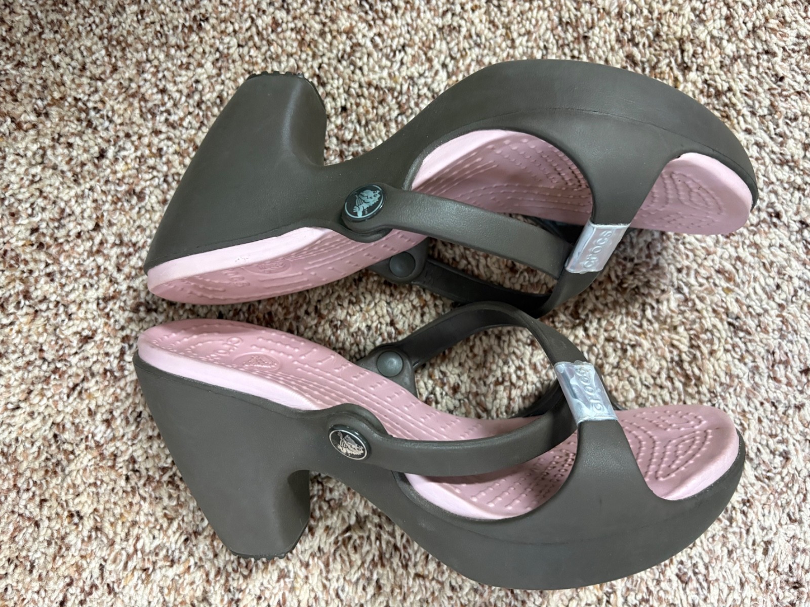 CROCS WOMENS BROWN SLIP ON COMFORT HEELS WITH LIGHT PINK TEXTURED SOLES SIZE W 7