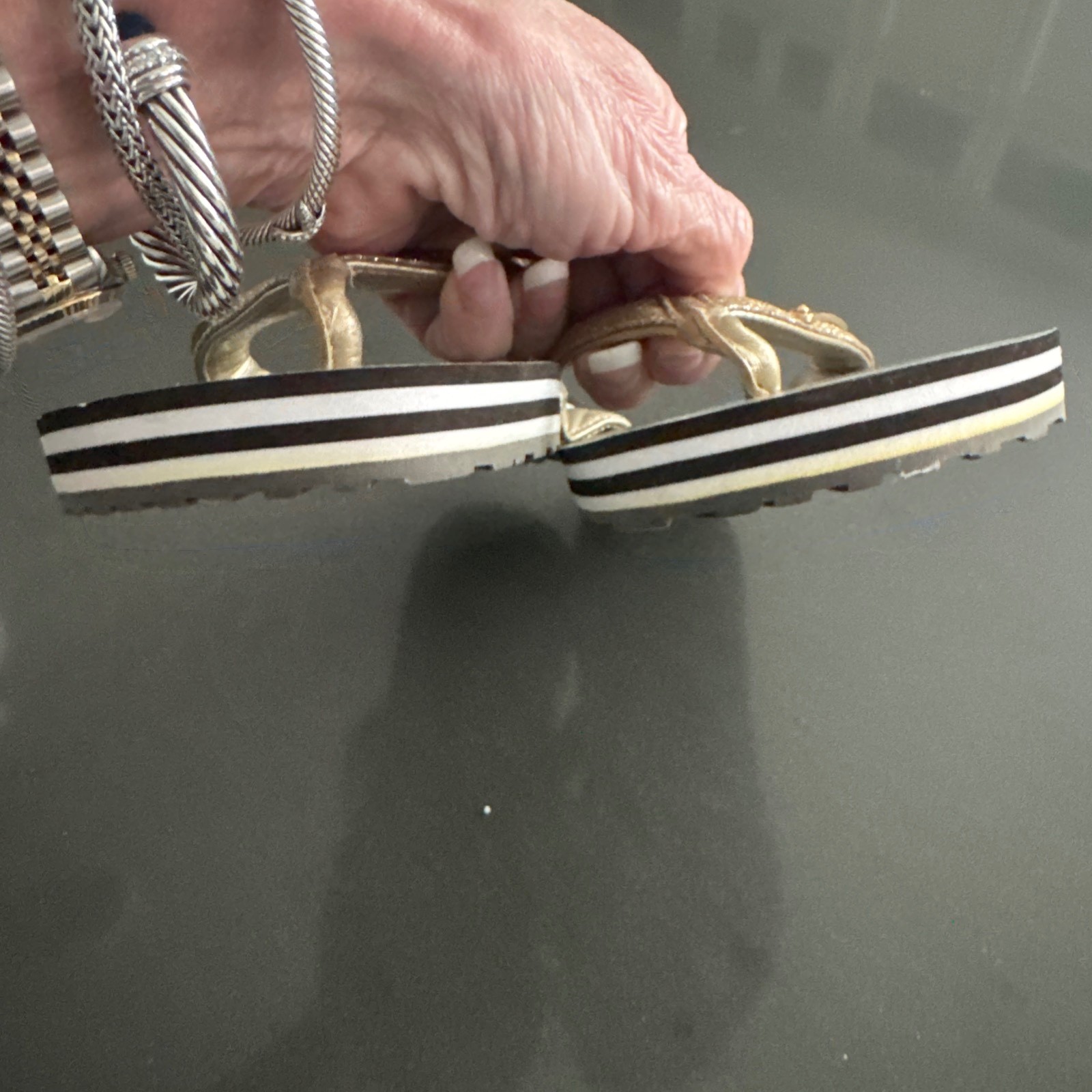 NEW Vtg Henri Bendel Signature GOLD Brown White Striped Flip Flops SZ 9/10 w/Bag