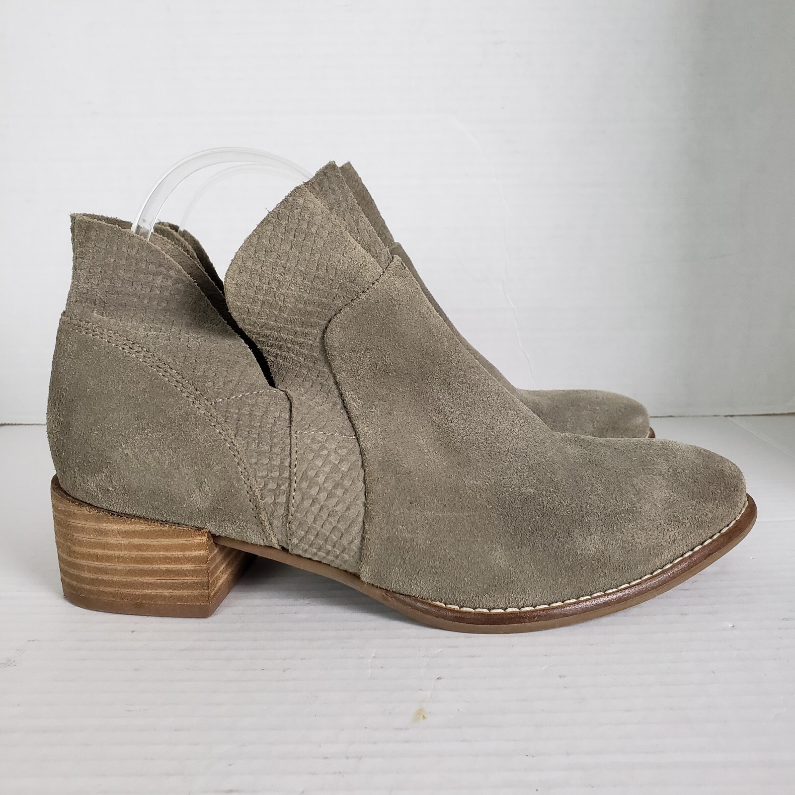 Seychelles Ankle Boots Womens 8.5 Gray Suede Leather Embossed Block Heel Zip