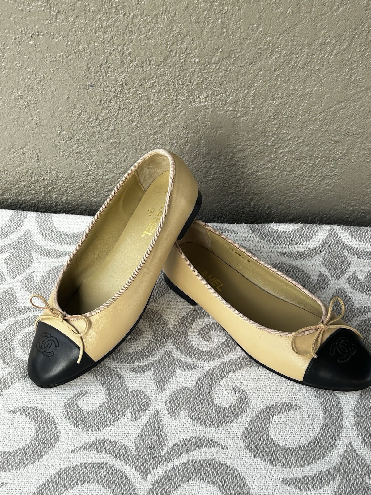Chanel Classic Beige Black Cap Toe Ballet Flats CC Logo Size 42C EU / 10 wide US