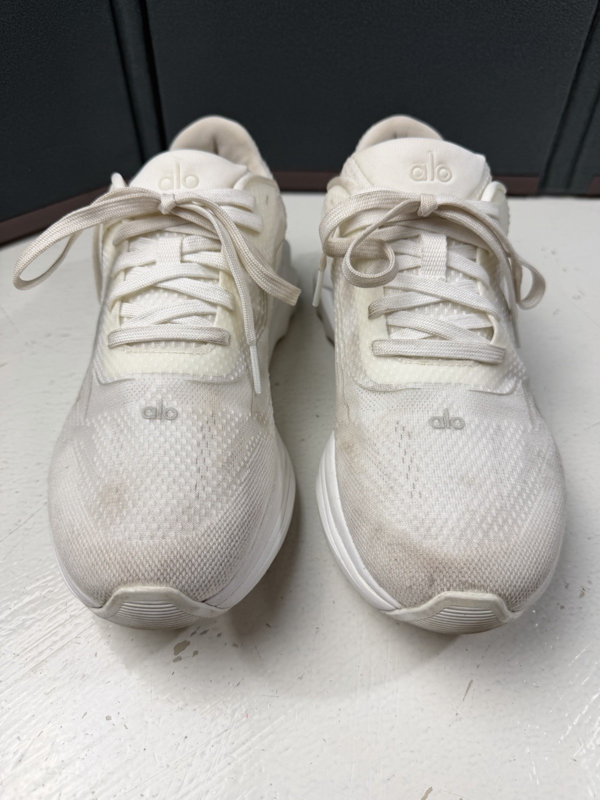 ALO Yoga Runner Men 7 | Women 8.5 White Athletic Low Top Sneakers Shoes A0590U
