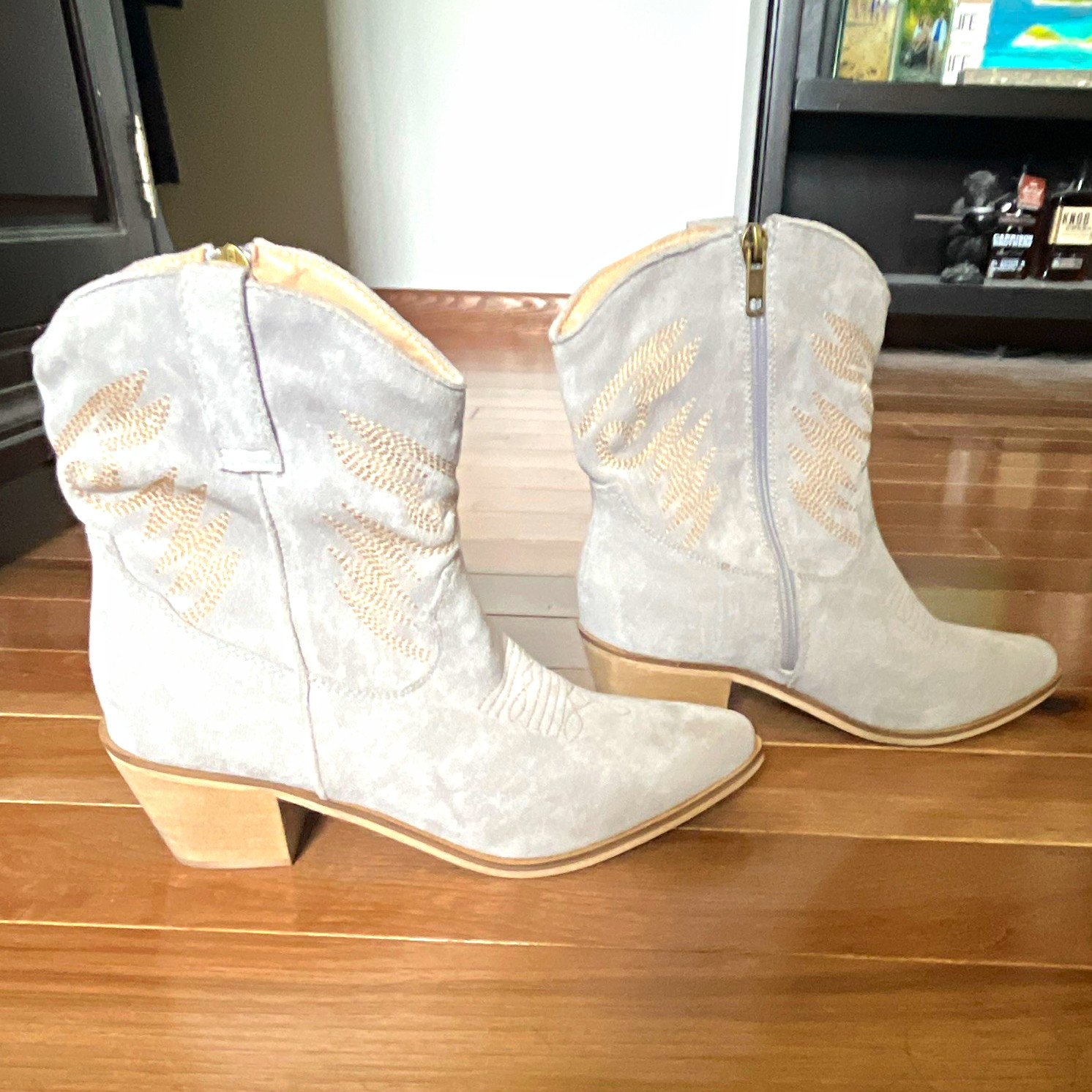 Mi.iM Women’s Gray Suede Western Embroidered Ankle Bootie Zip Pointed Toe 7 NWOT