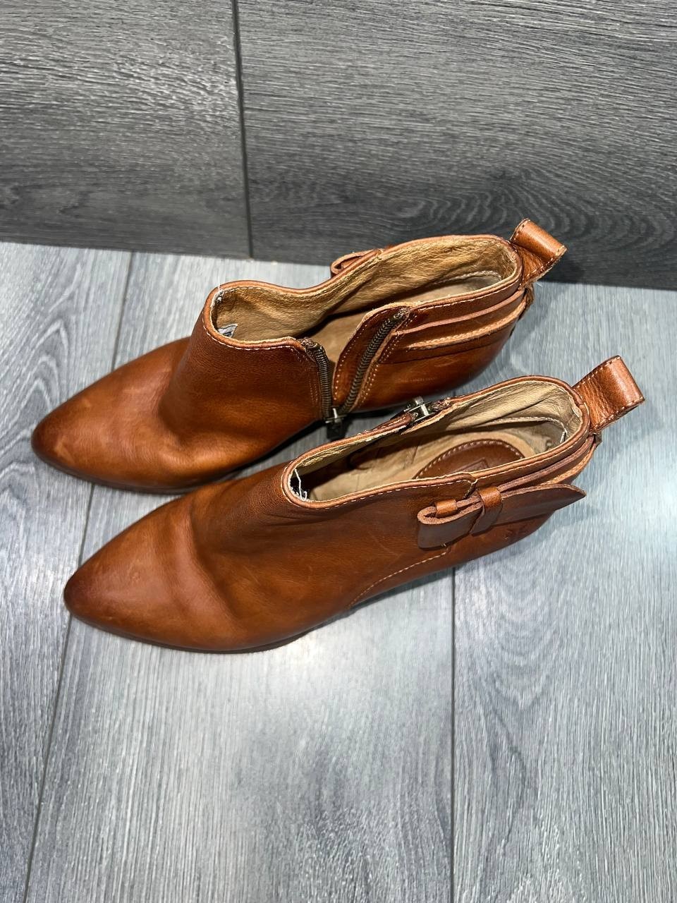 Frye Women’s Carmel Full Grain Leather Zip Short Boots Y2K cognac Size 7 S000142
