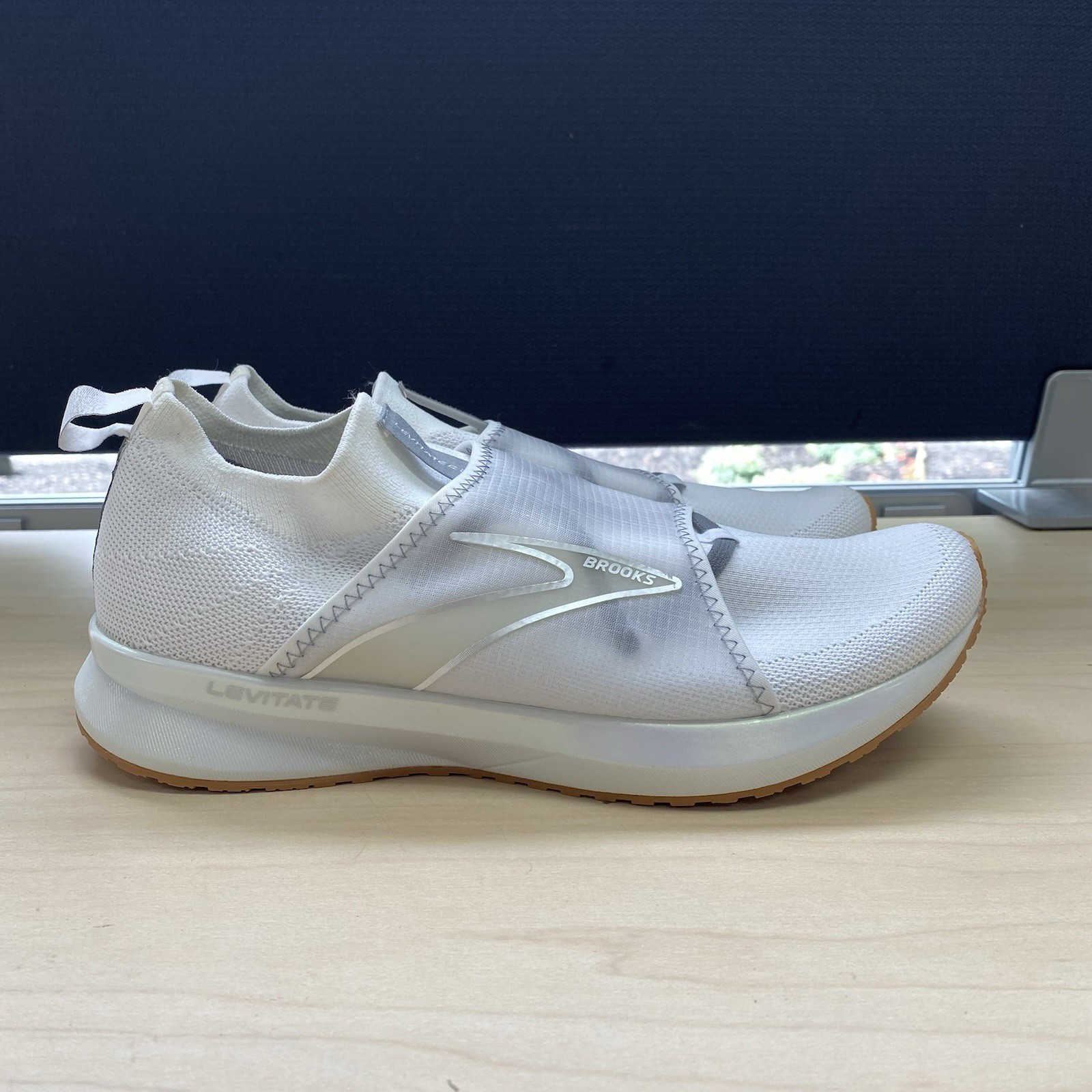 Brooks Womens Sz 10 Levitate 4 LE 1203471B132 White Running Shoes Sneakers