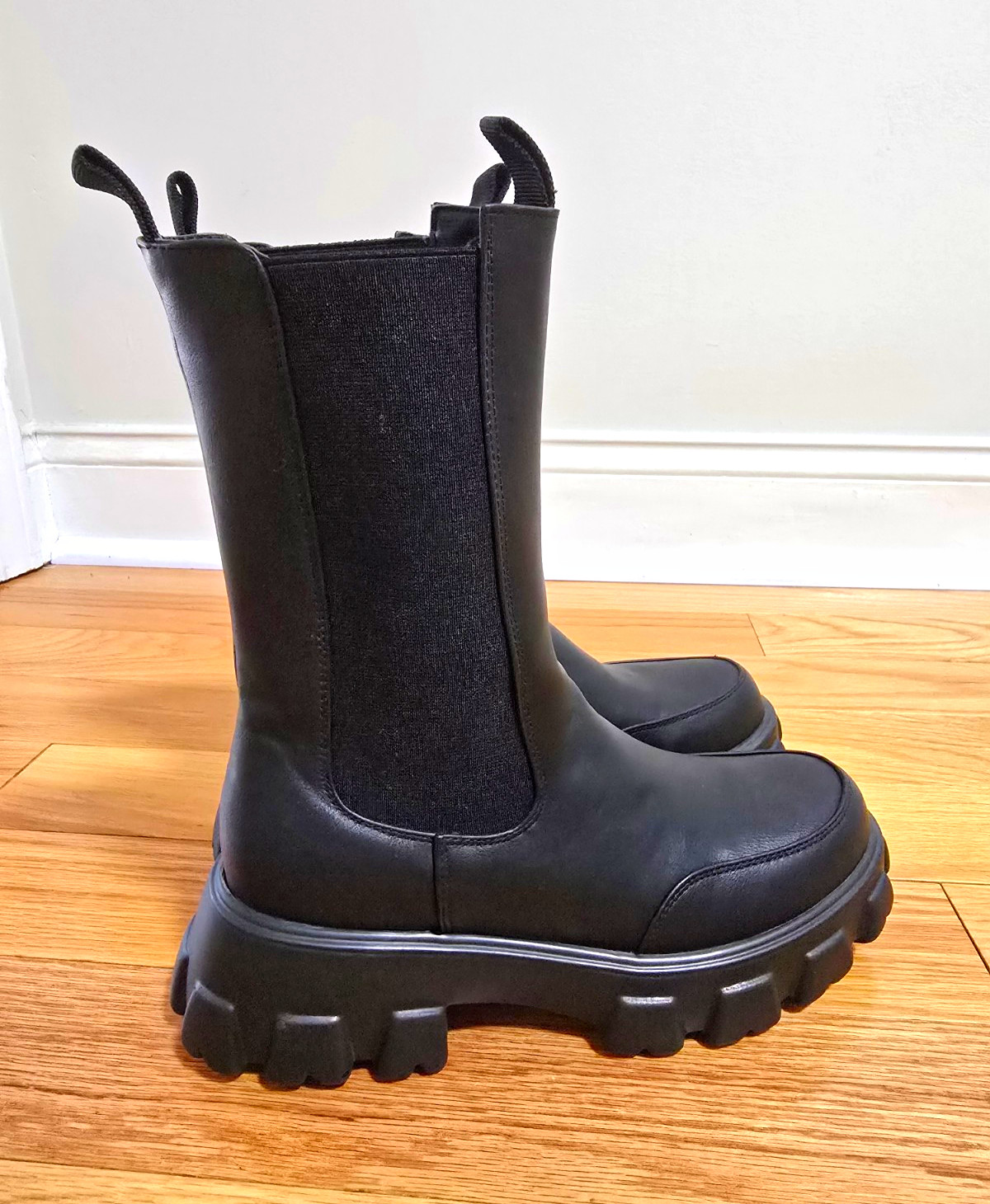 Journee Collection Women’s Vista Lug Sole Chunky Black Chelsea Boots Size 7.5