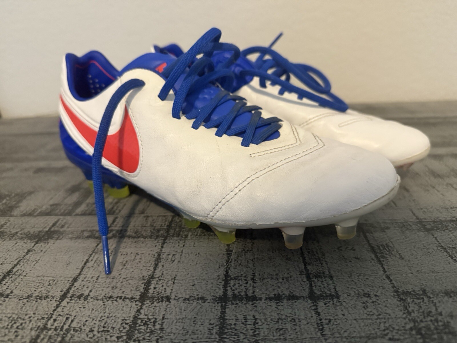 Size 8 Nike Tiempo Legend VI FG ACC Women Soccer Shoes, White/Blue 844248-164