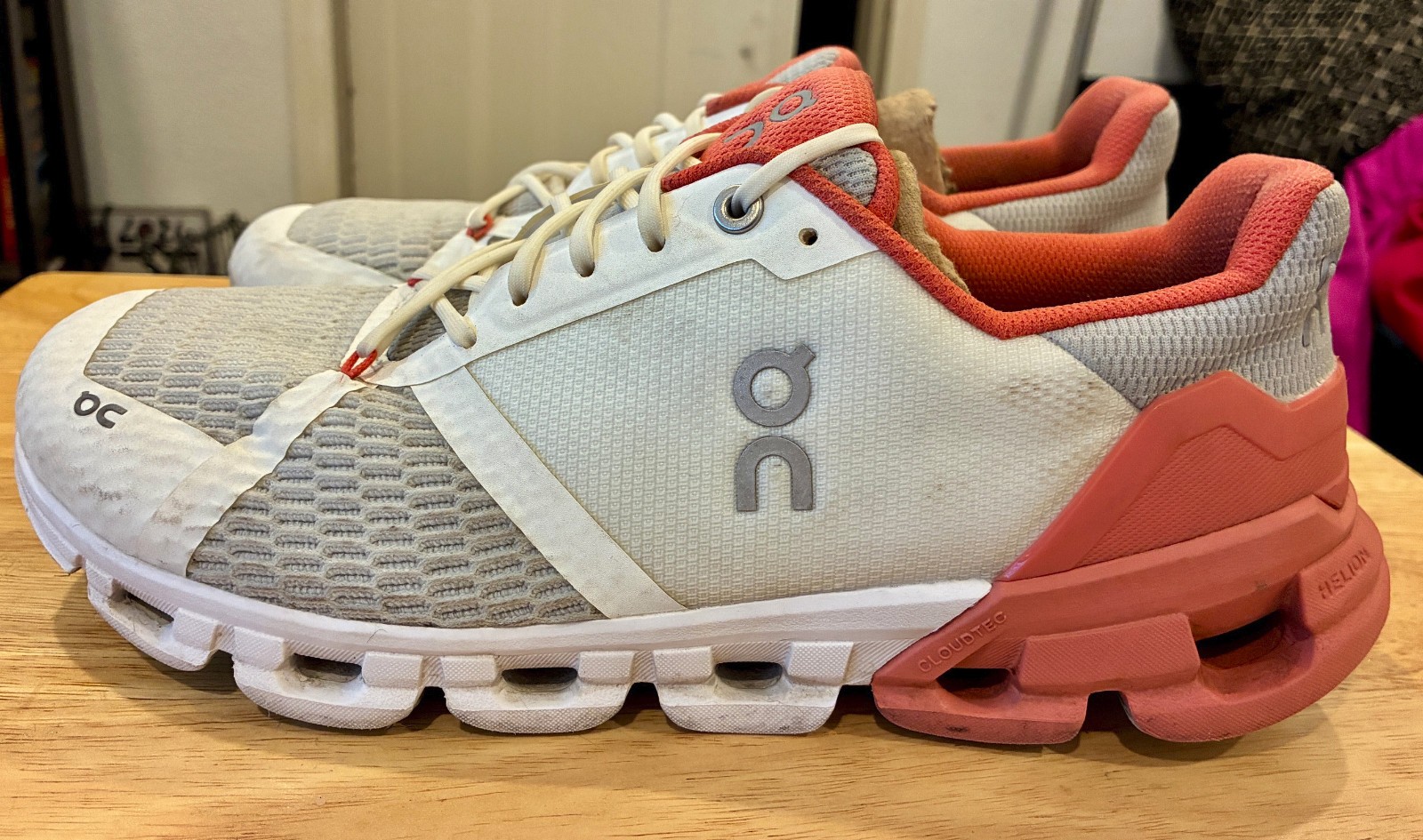 ON CLOUD GO On Cloudflyer 4 WOMEN’S Size 10 RUNNING SHOES White & Coral