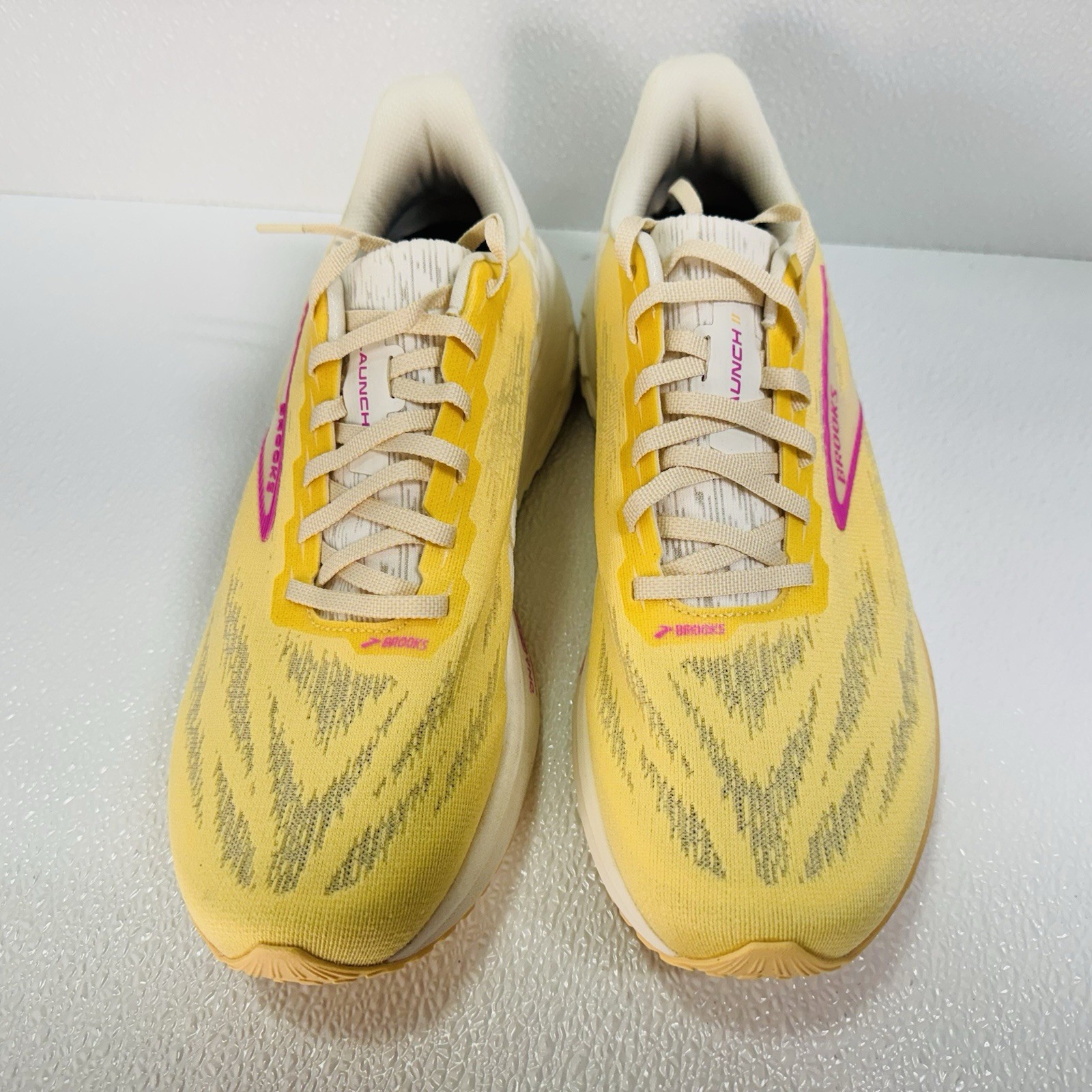 Brooks Launch 11 Women Running Shoe US Size 11 New Sherbert / Coconut / Pink