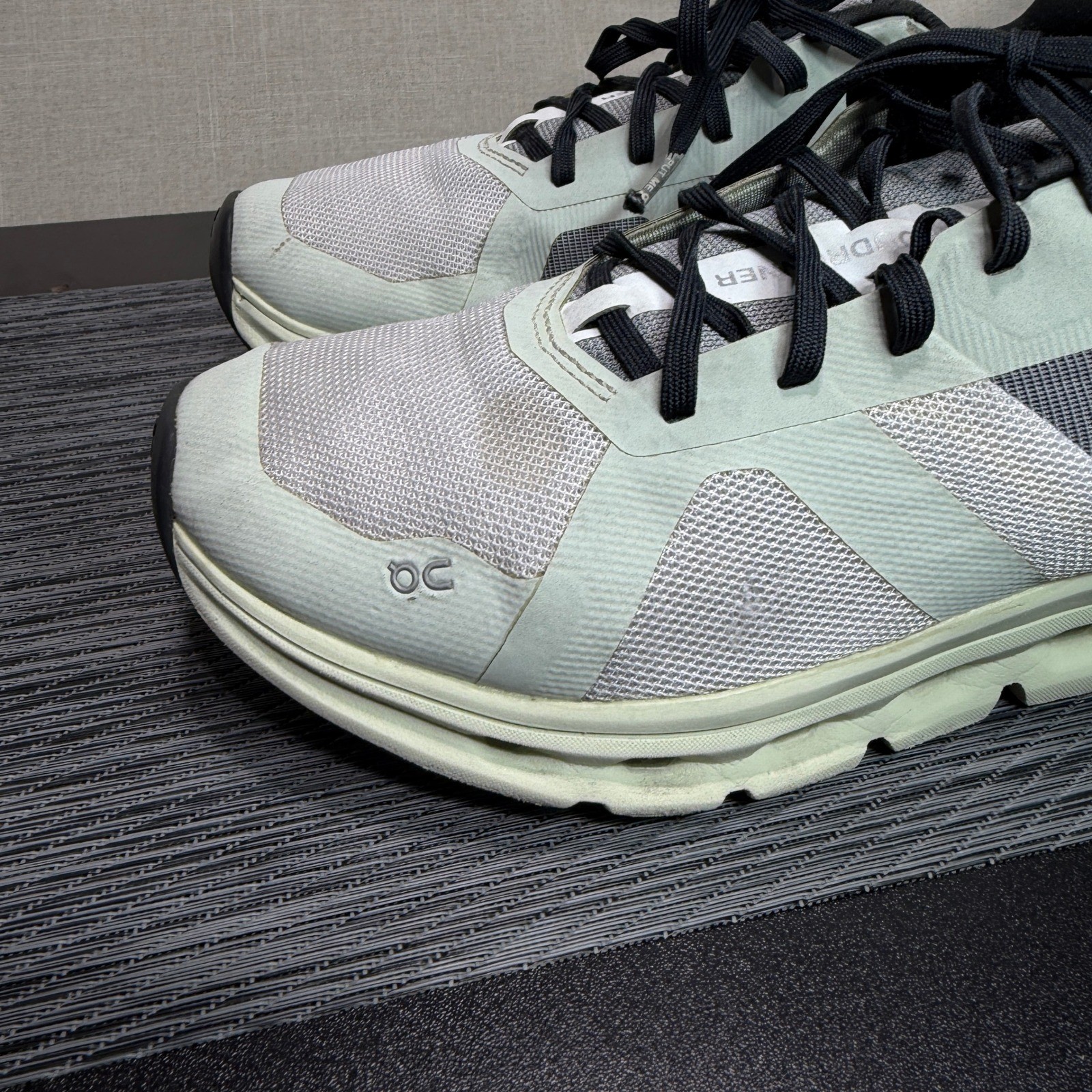 On Running Cloudrunner – Womens 8 – Frost Aloe Athletic Jogging 46.99019