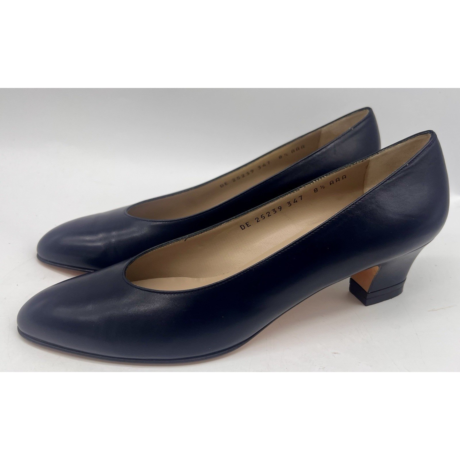 Vintage Salvatore Ferragamo Navy Leather Pumps Low Heel Size 8.5 AAA Made Italy