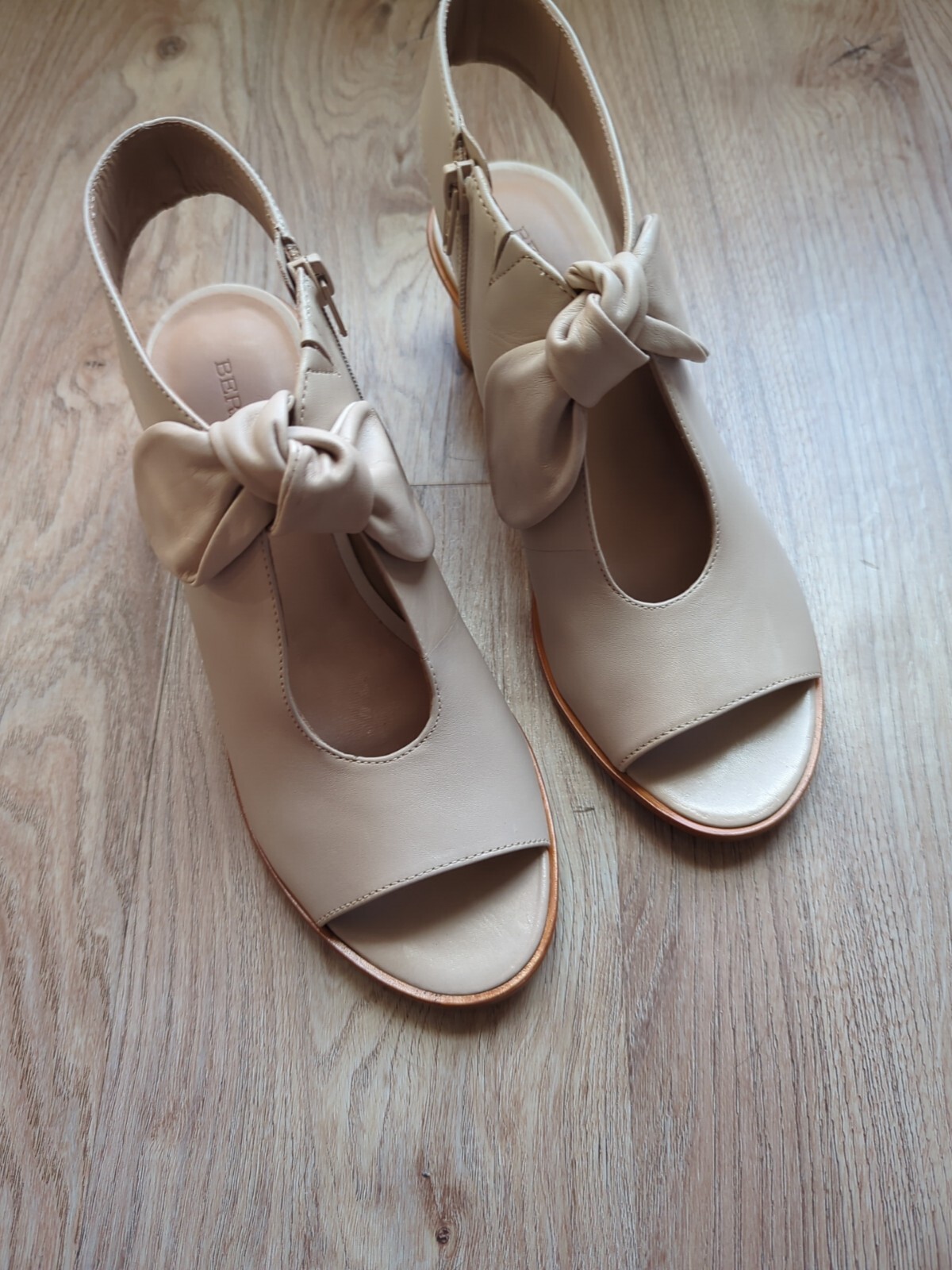 Bernardo Luna Lizzie Peep Toe Bow Sandal Womens 8 Pale Tan Beige Nude