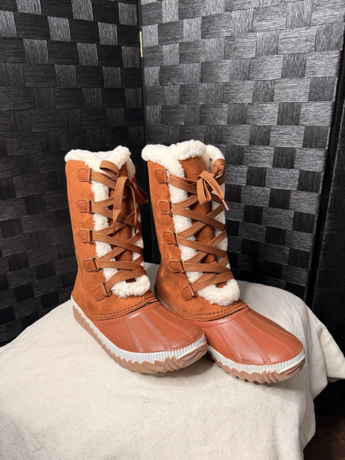 Bamboo Women’s Brown Mid-Calf Lace-Up Snow Boots Faux Fur Lined Rubber 7