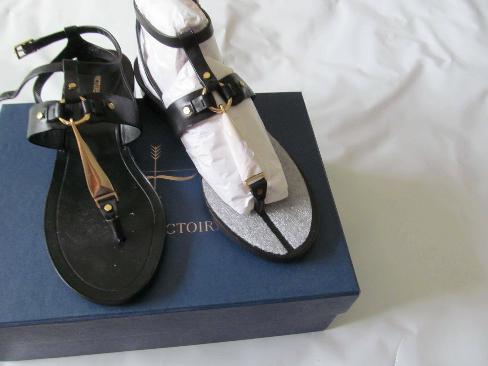 NWB Pour La Victoire 100% Leather ACADIA Black Vachetta Gold Accent Sandals 7.5M