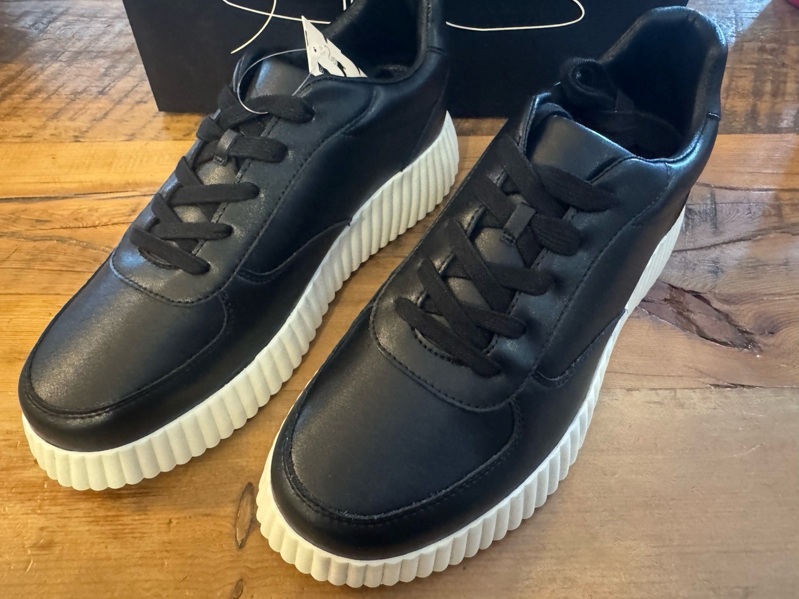 Mysoft Women’s Black Leather Gym Shoes Size 8.5 New In Box White Trim Sneakers