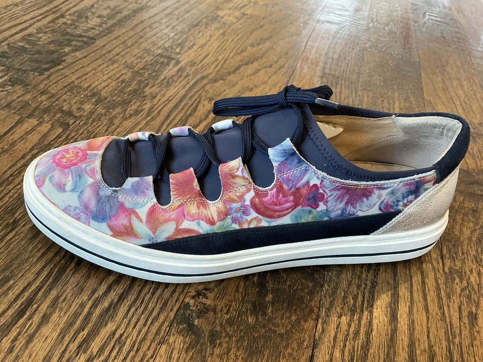 Vaneli Sport Floral Lace Up Lether/Fabric Sneakers Women’s Us Size 11 M