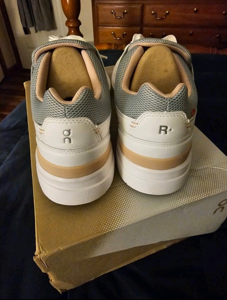 On THE ROGER Advantage Men’s Low Top Lace-Up Sneaker White Gray
