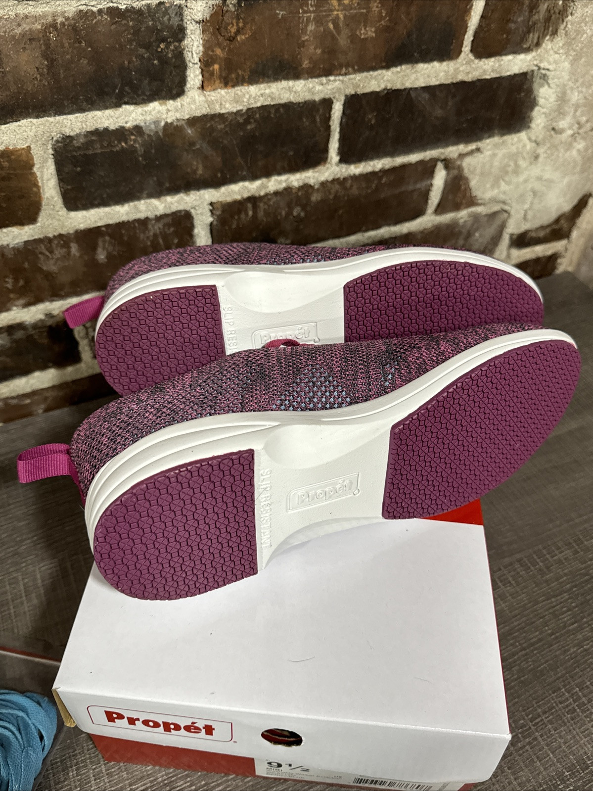 PROPET WASHABLE WALKER EVOLUTION WCS012M WOMEN’S BERRY / BLUE 9.5 EXTRA LACES!
