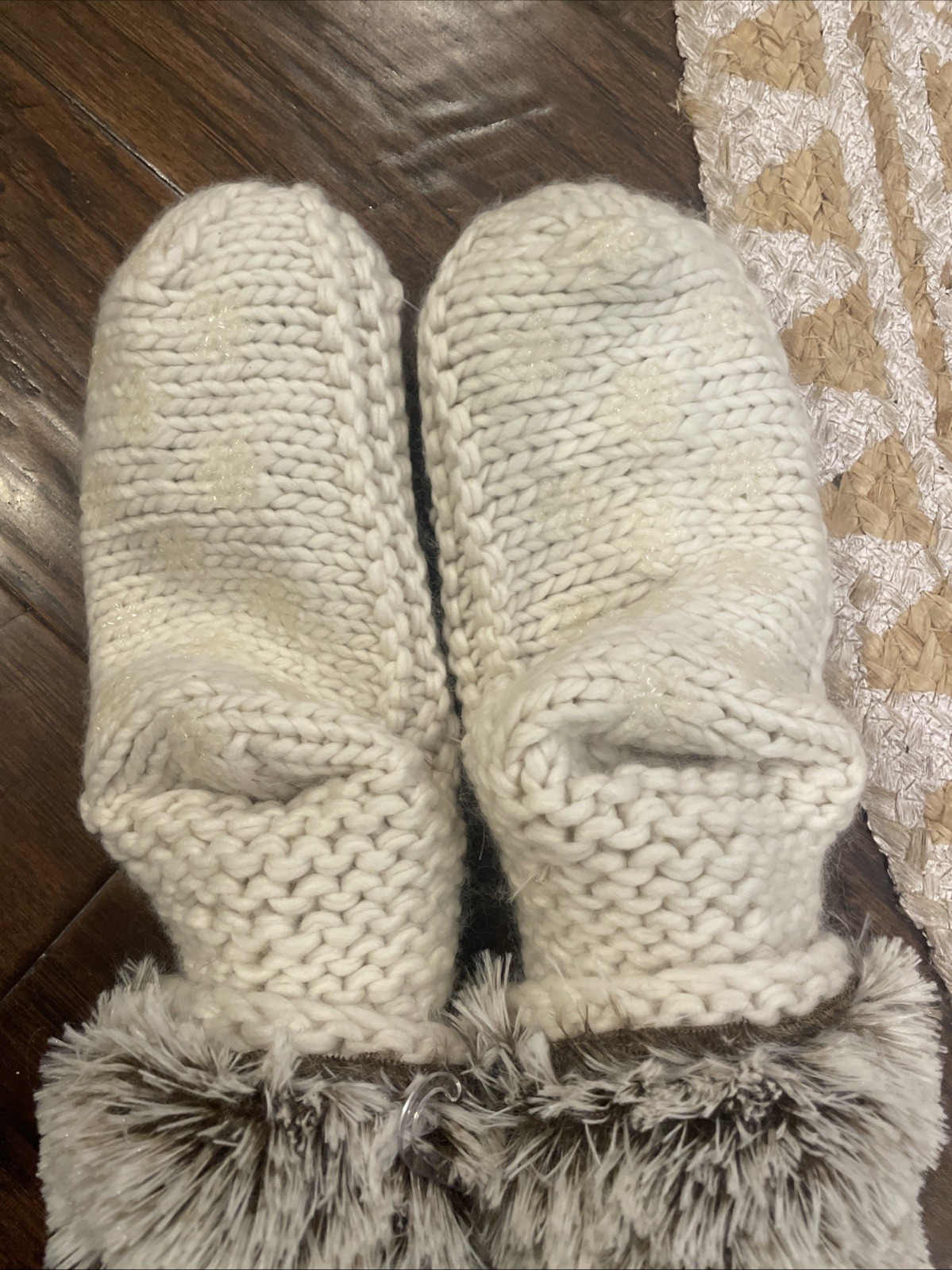 NWT LEMON Cabin Hand Knit Chunky Cottage core Sz M/L Slippers Cream/Fur