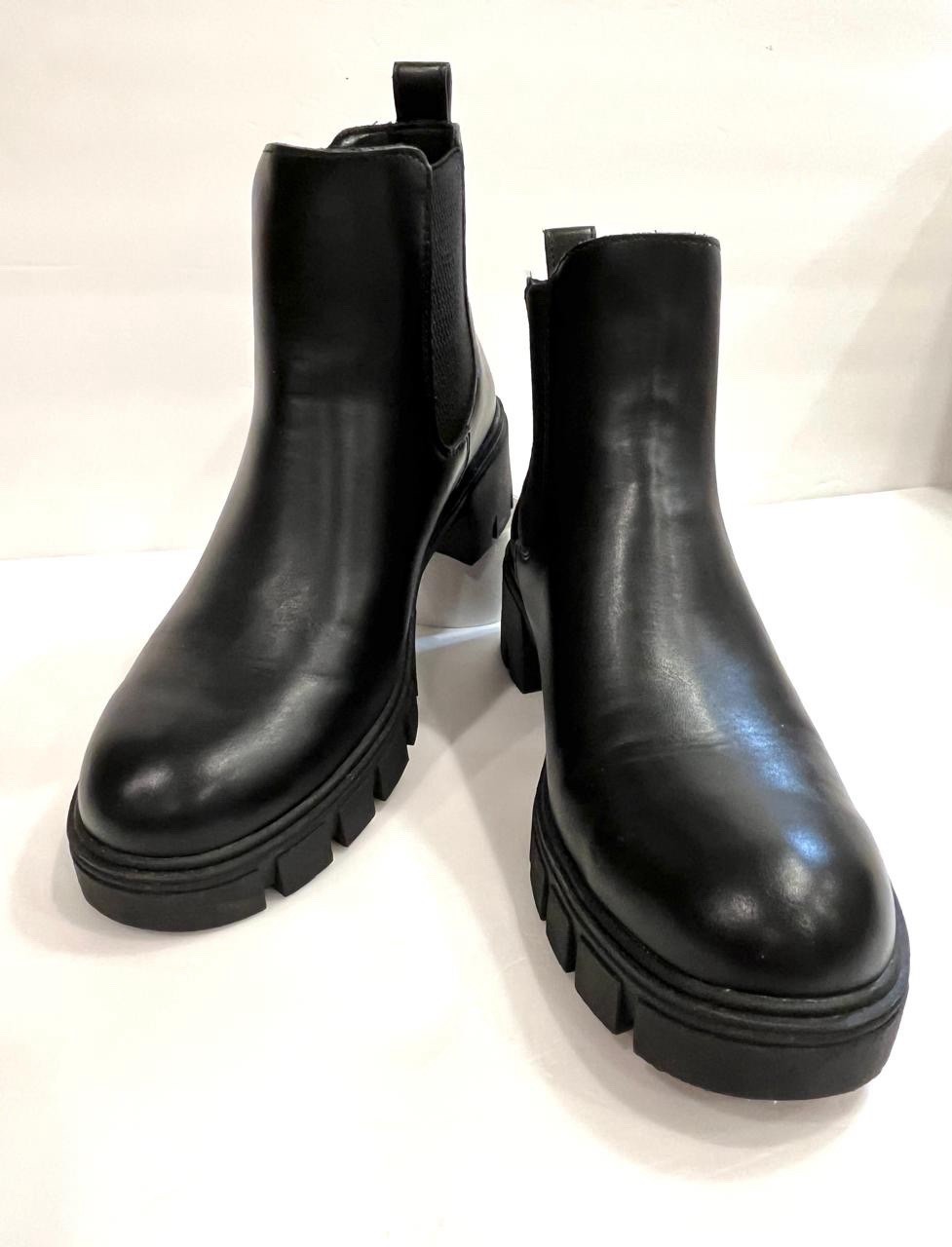 Vepose 936 Chelsea Black Women’s Boots, Platform Lug Sole, Size 7.5. NEW W/o Box
