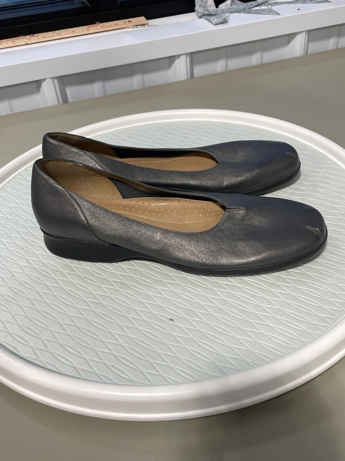 Naturalizer Notched Round Toe Leather Flats Size 9.5 Gray Career Business Casual