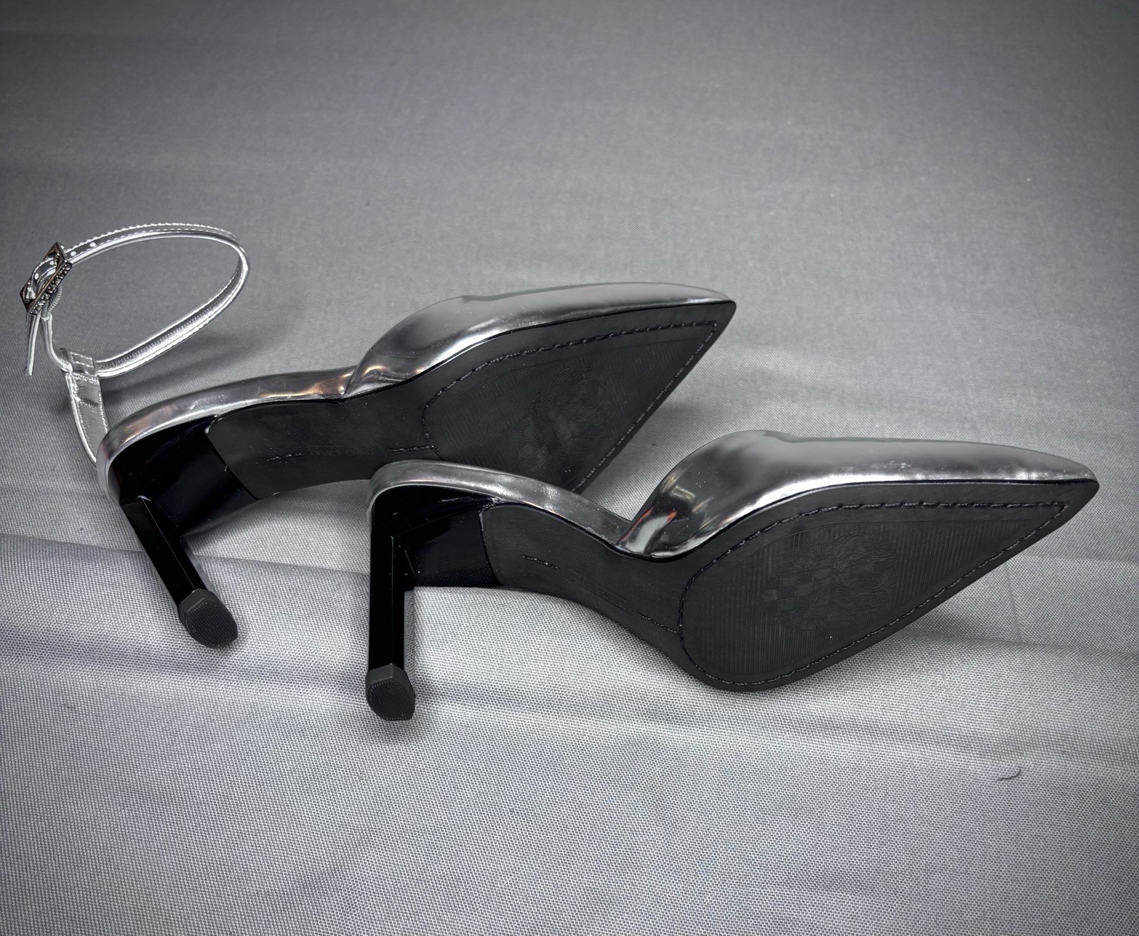 Vince Camuto Talayem Women’s Silver Specchio Pointed Toe Pump Heel Size 5M NIB
