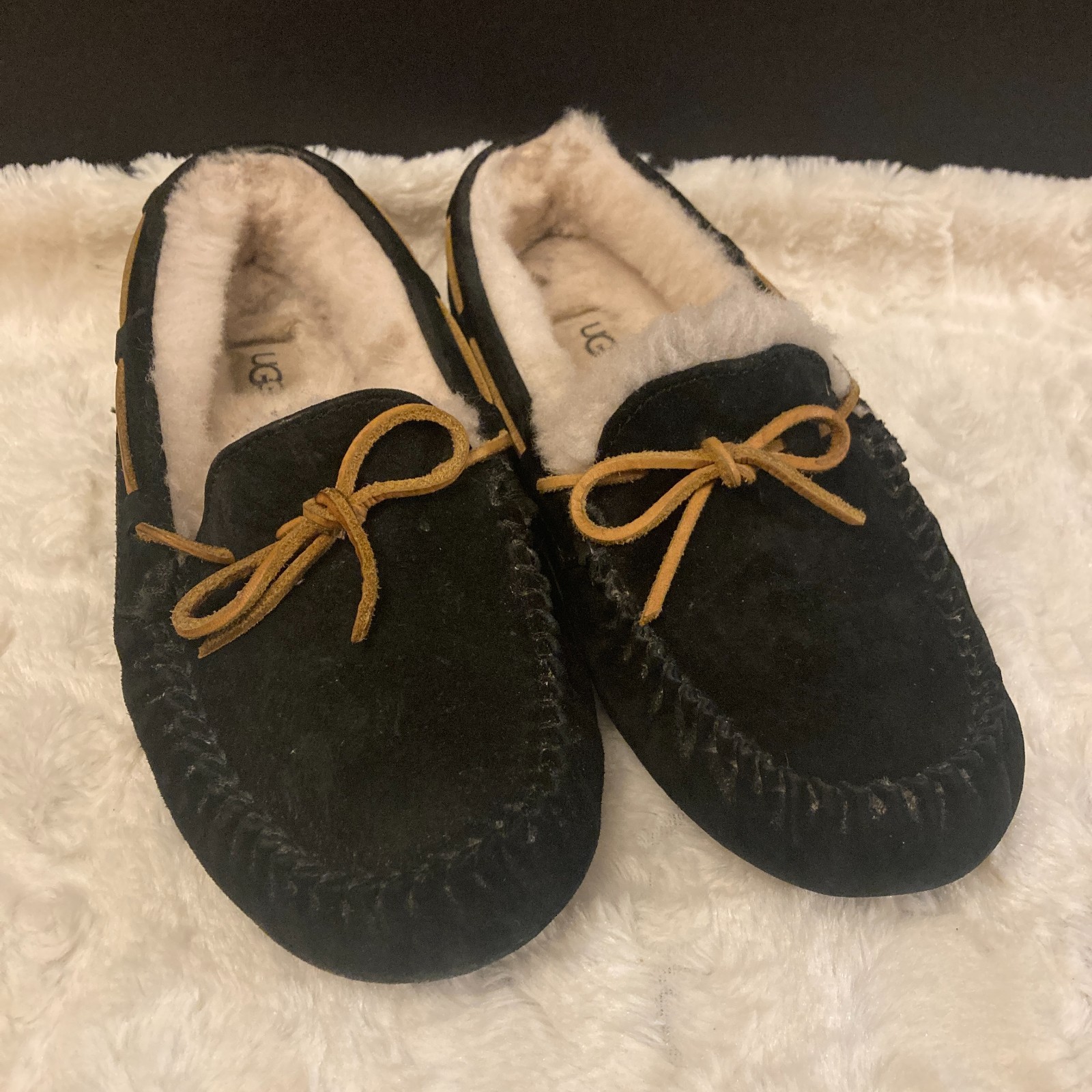 UGG Women’s Dakota Black Suede Moccasin Slippers Shearling Lined Shoes Size 8