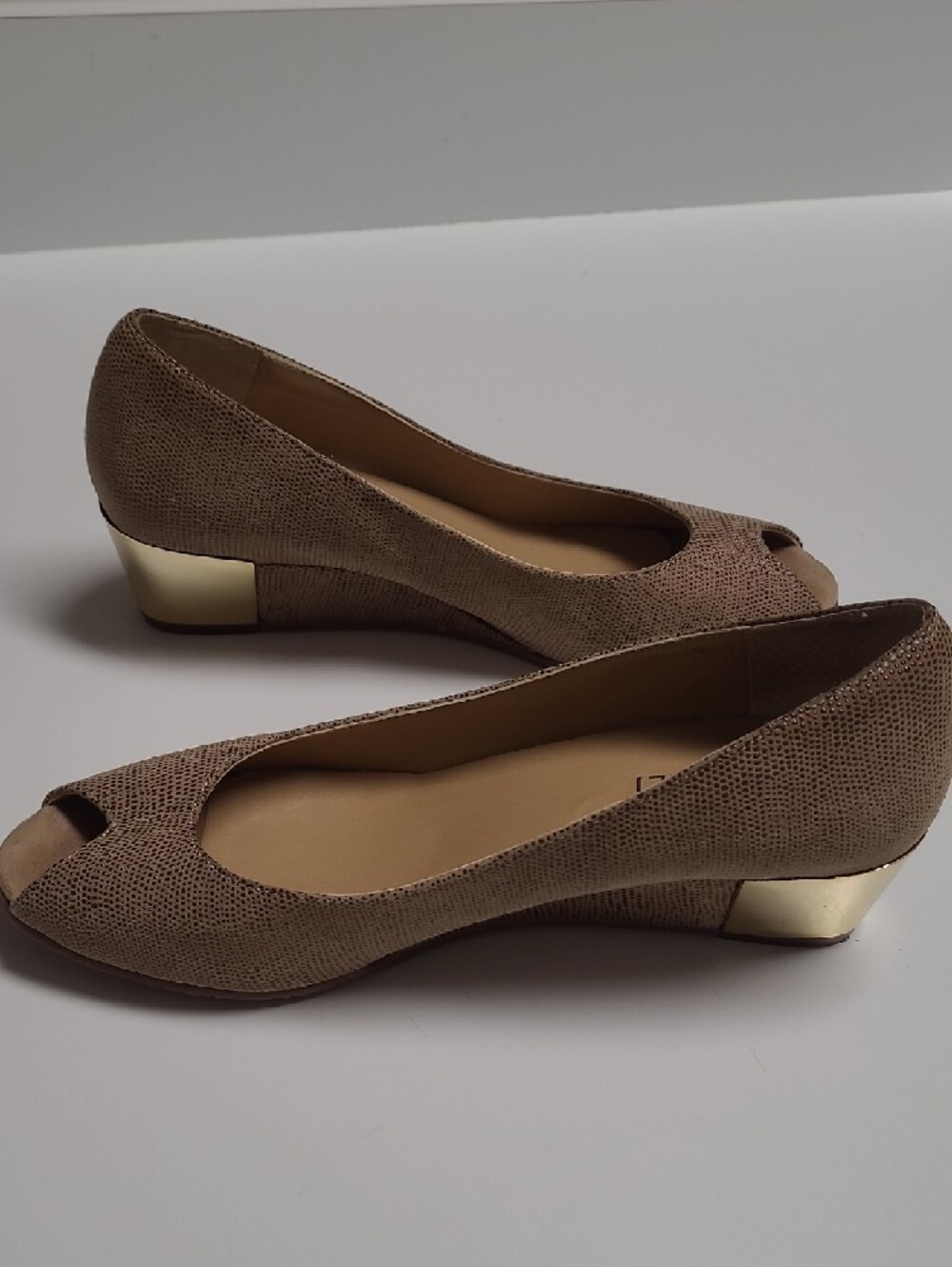 Vaneli Taupe Peep-Toe Wedge Heel Pumps – Size 7