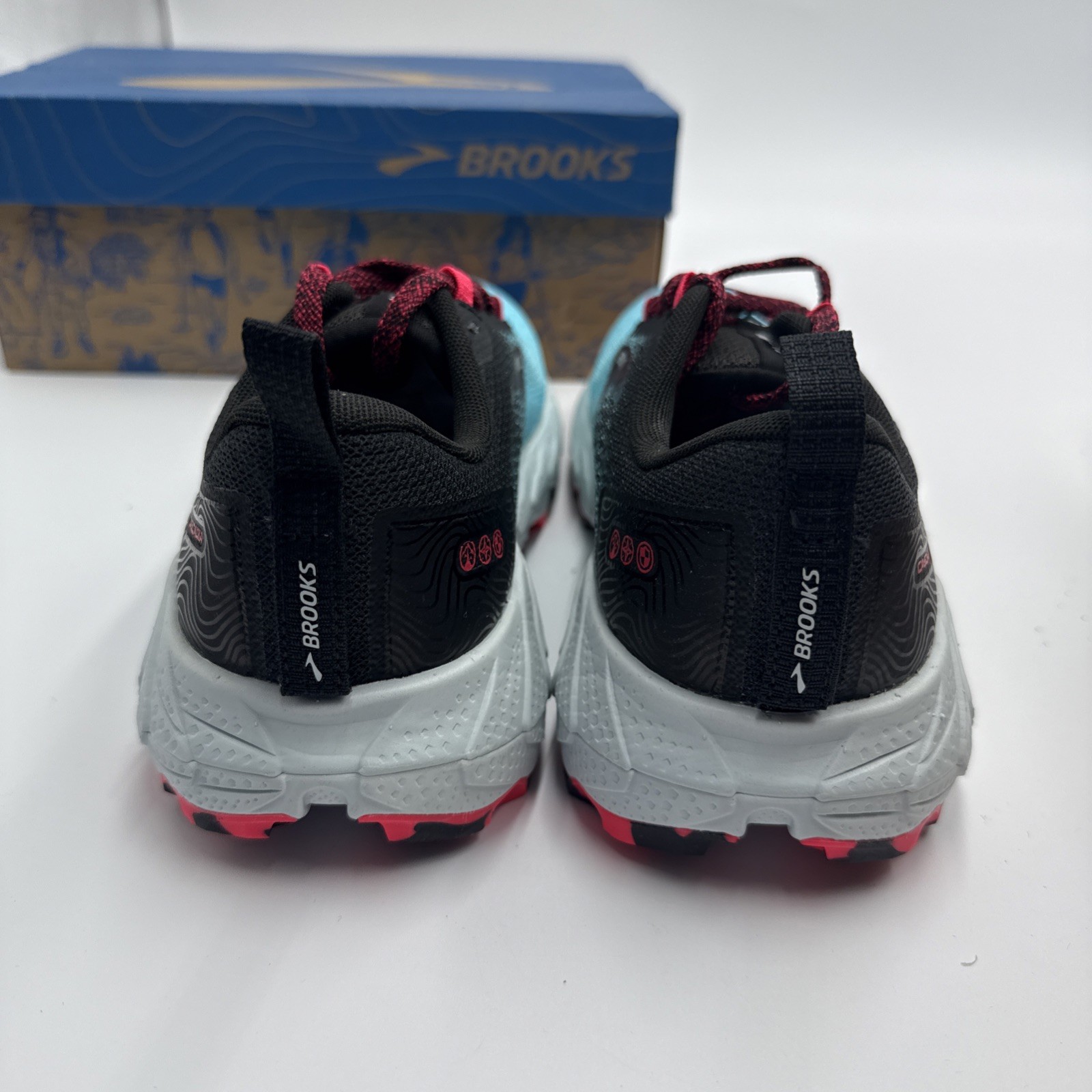 Brooks Cascadia 17 Women’s Size 7 Trail Running Shoe White Blue Black Pink