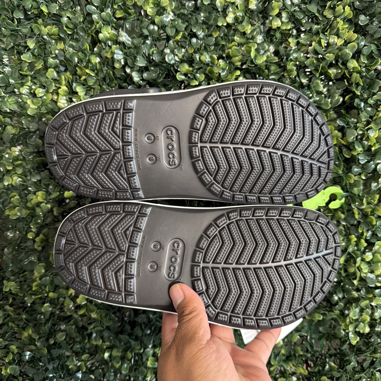 Crocs Clogs Womens 8 Mens 6 Black White Bayaband Chevron Slip On Shoes Comfort