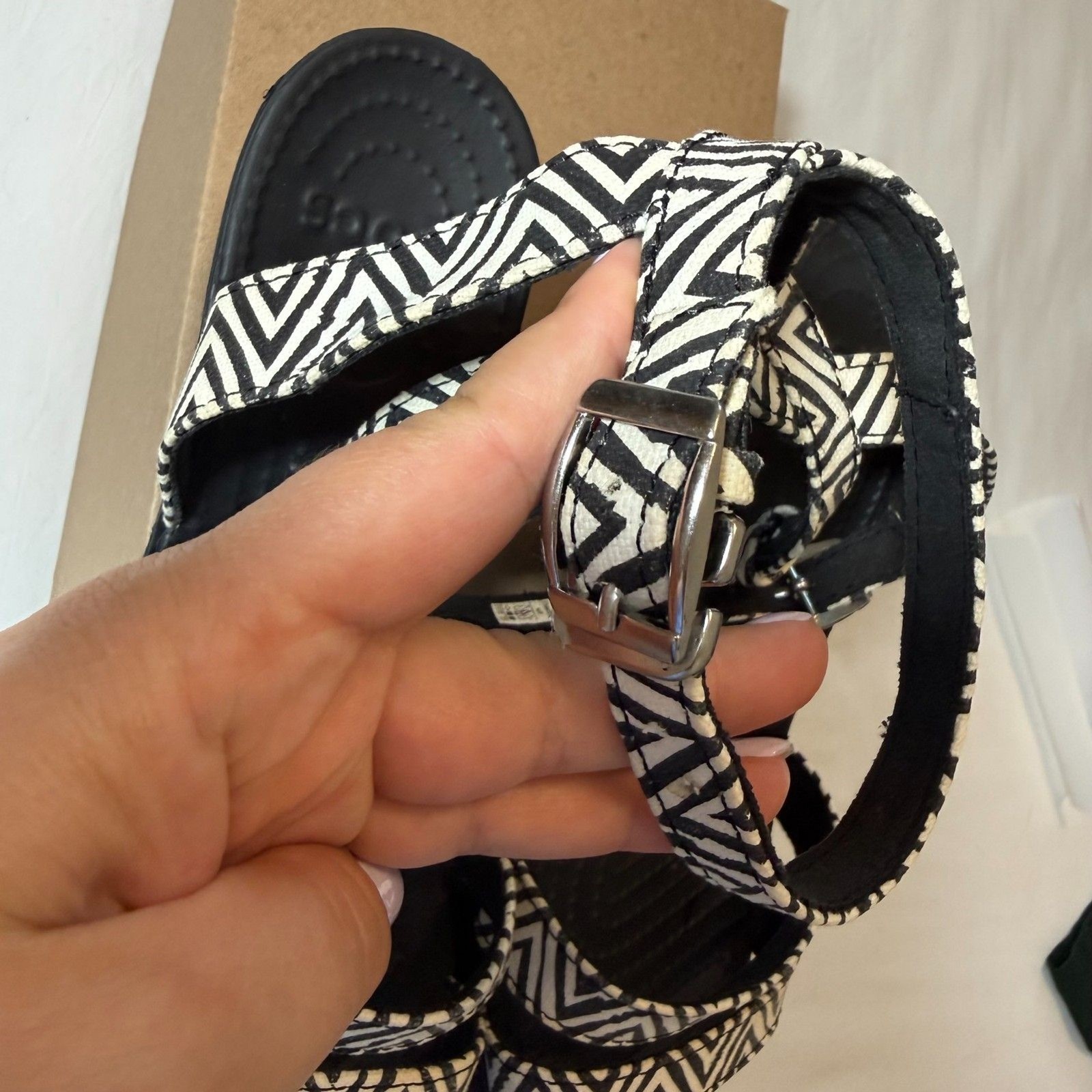Crocs Leigh Graphic Wedge Sandals Black White Chevron Sz 9