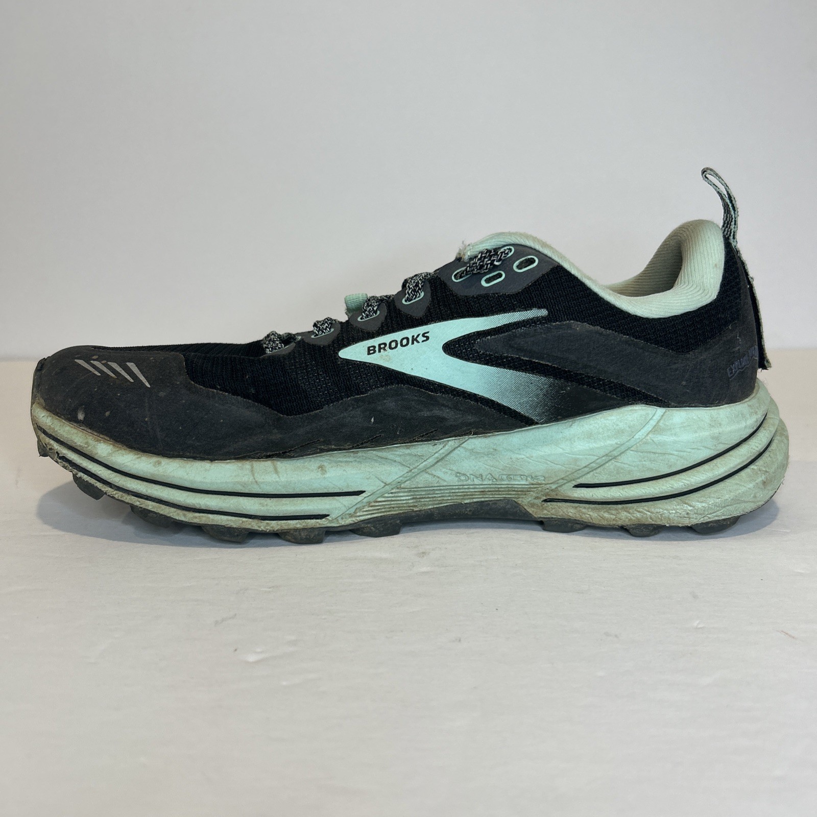 Brooks Cascadia 16 Women’s 8 Black Mint Green Running Athletic Shoes 1203631B049